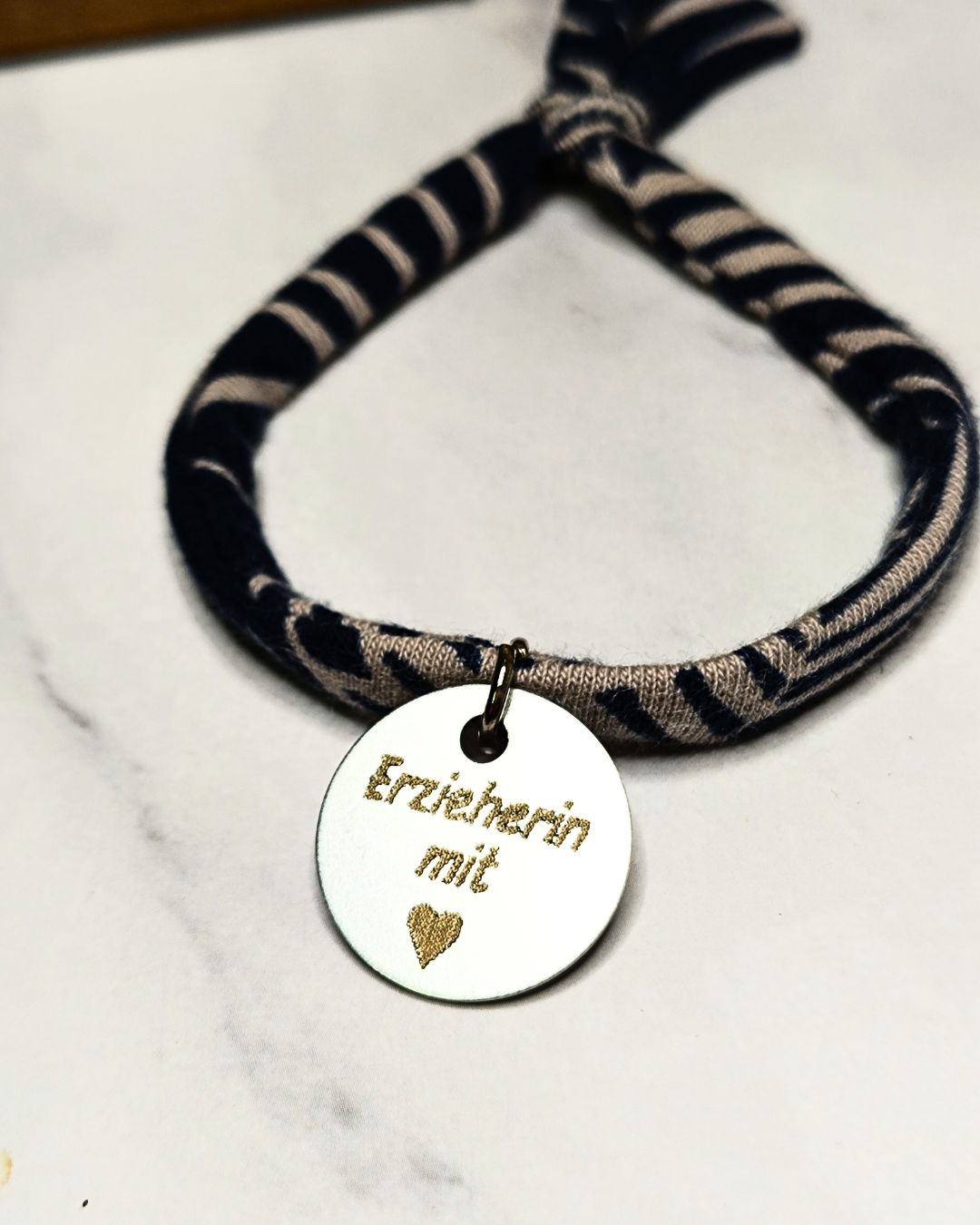 Personalisierbares Armband aus Upcycling-Stoff mit Edelstahlanhänger – Geschenk für Erzieherin, Patentante, Trauzeugin u.v.m.