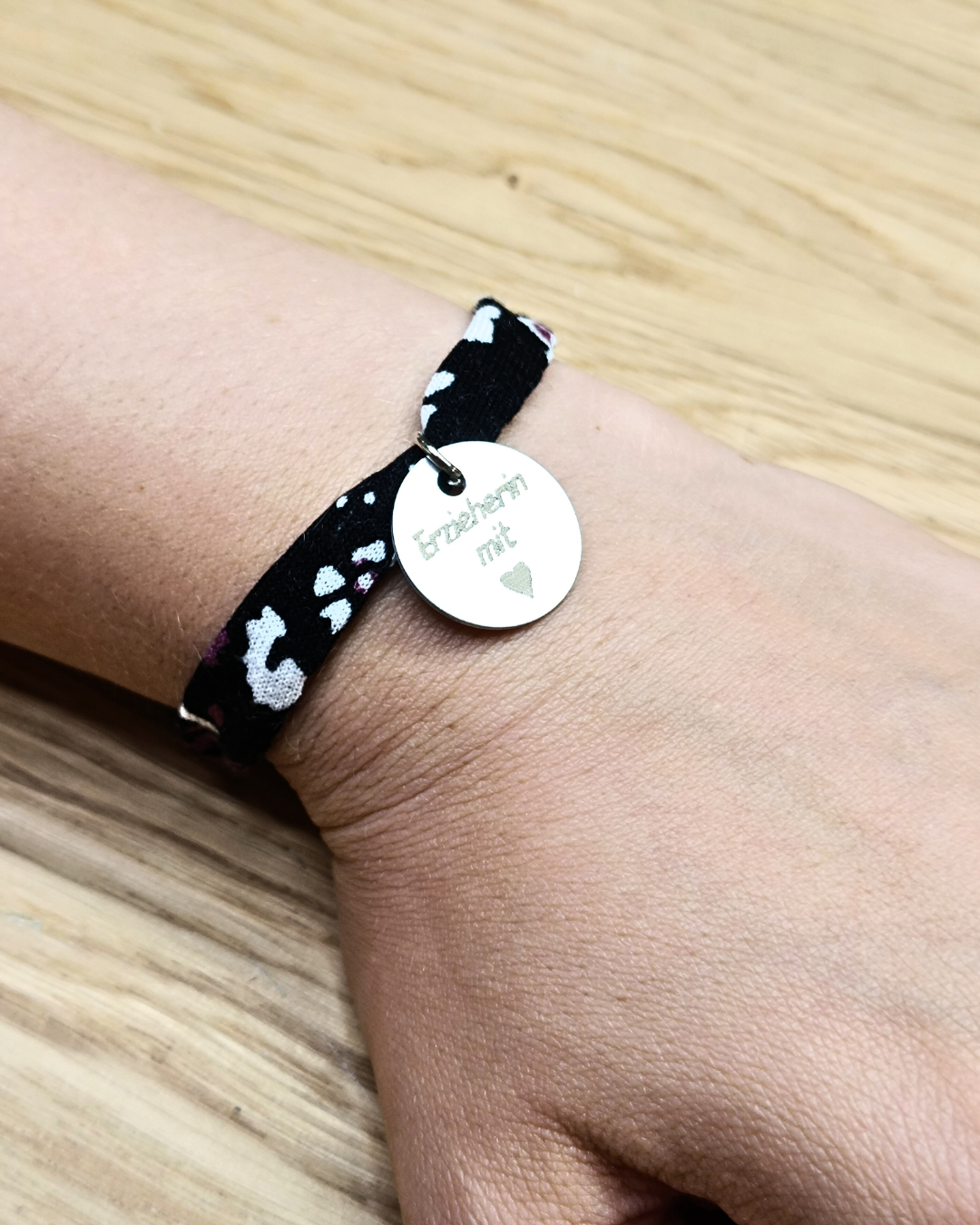 Personalisierbares Armband aus Upcycling-Stoff mit Edelstahlanhänger – Geschenk für Erzieherin, Patentante, Trauzeugin u.v.m.
