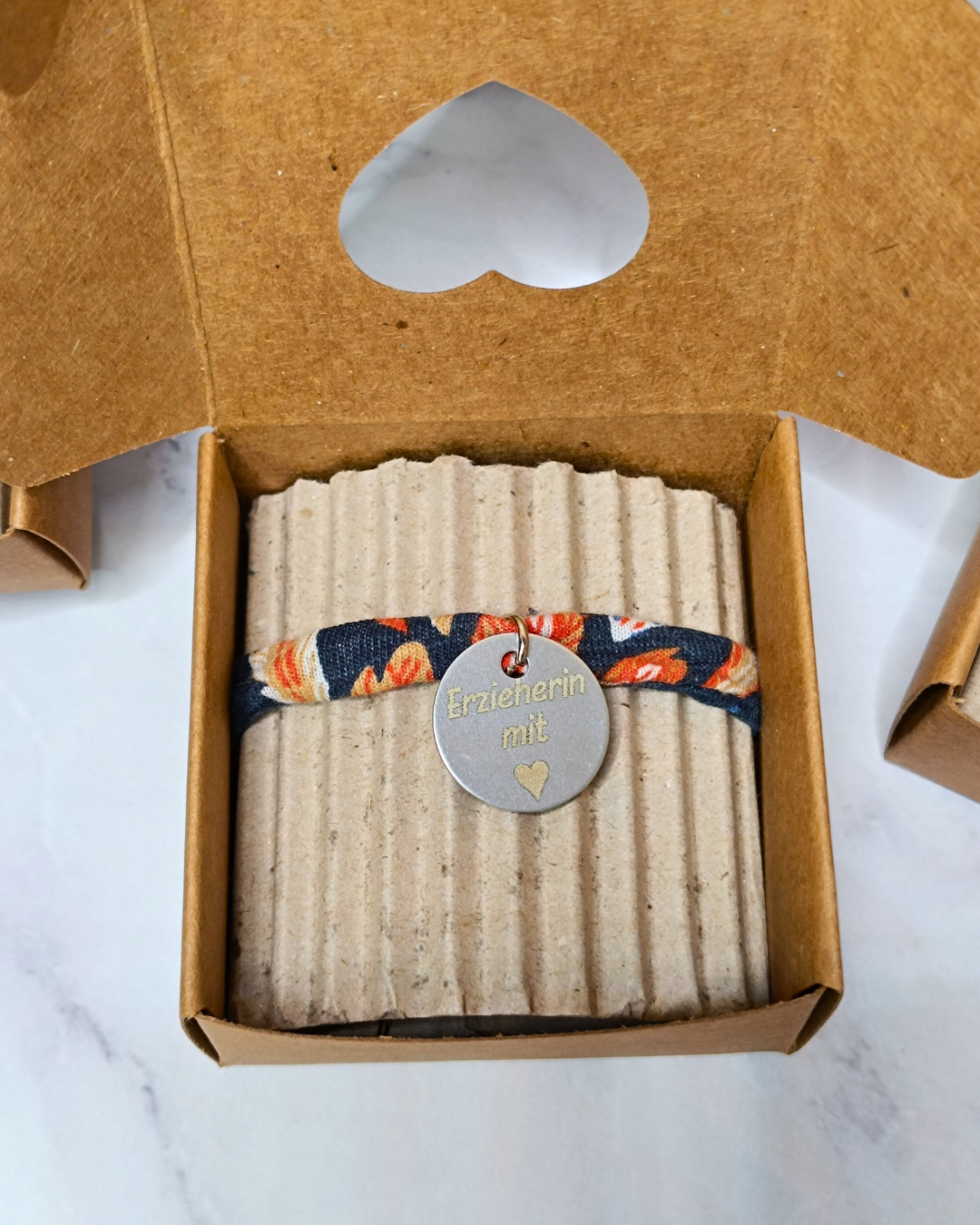 Personalisierbares Armband aus Upcycling-Stoff mit Edelstahlanhänger – Geschenk für Erzieherin, Patentante, Trauzeugin u.v.m.