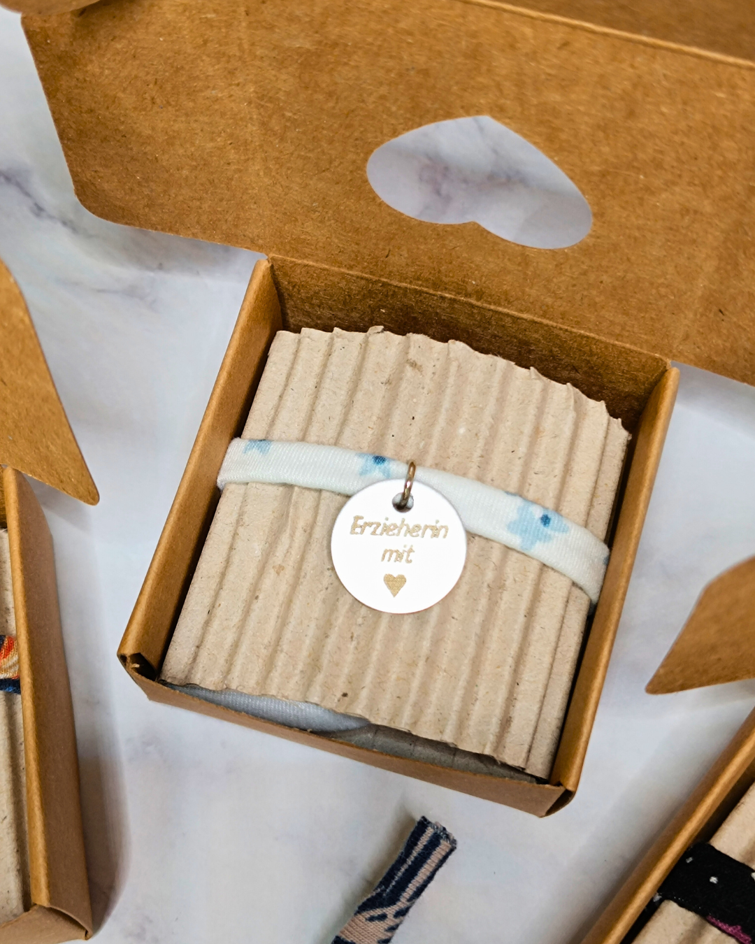 Personalisierbares Armband aus Upcycling-Stoff mit Edelstahlanhänger – Geschenk für Erzieherin, Patentante, Trauzeugin u.v.m.