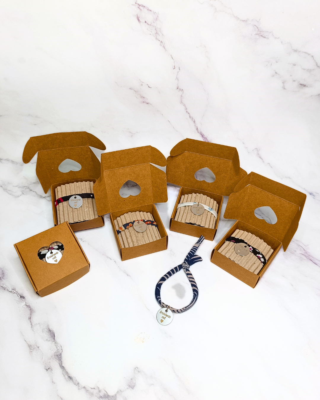 Personalisierbares Armband aus Upcycling-Stoff mit Edelstahlanhänger – Geschenk für Erzieherin, Patentante, Trauzeugin u.v.m.
