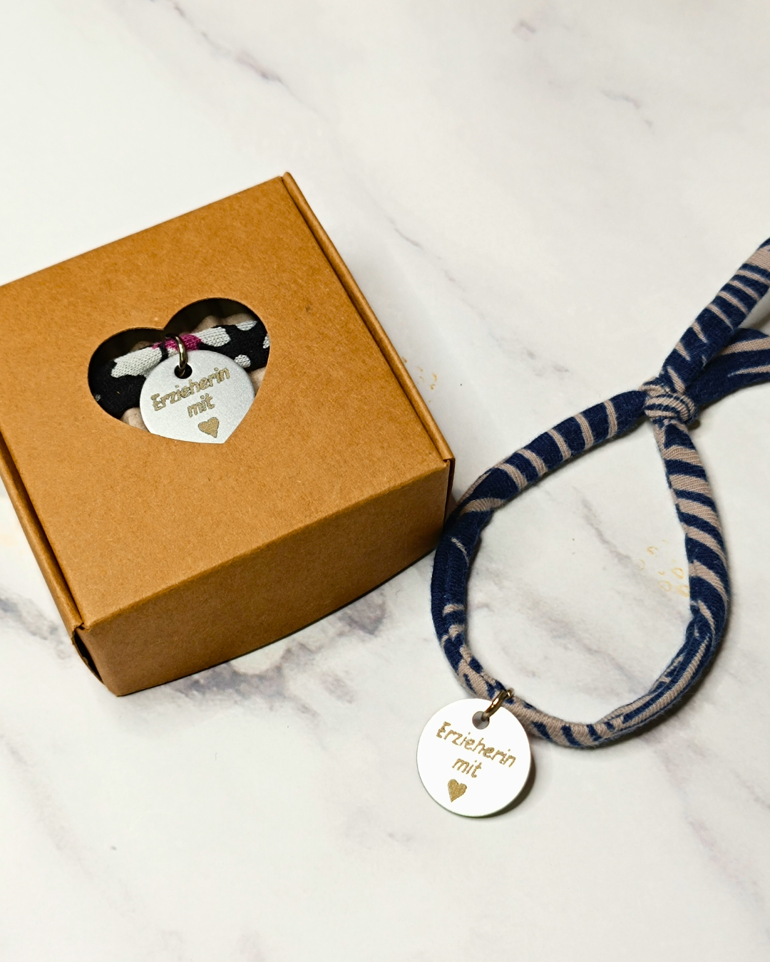 Personalisierbares Armband aus Upcycling-Stoff mit Edelstahlanhänger – Geschenk für Erzieherin, Patentante, Trauzeugin u.v.m.