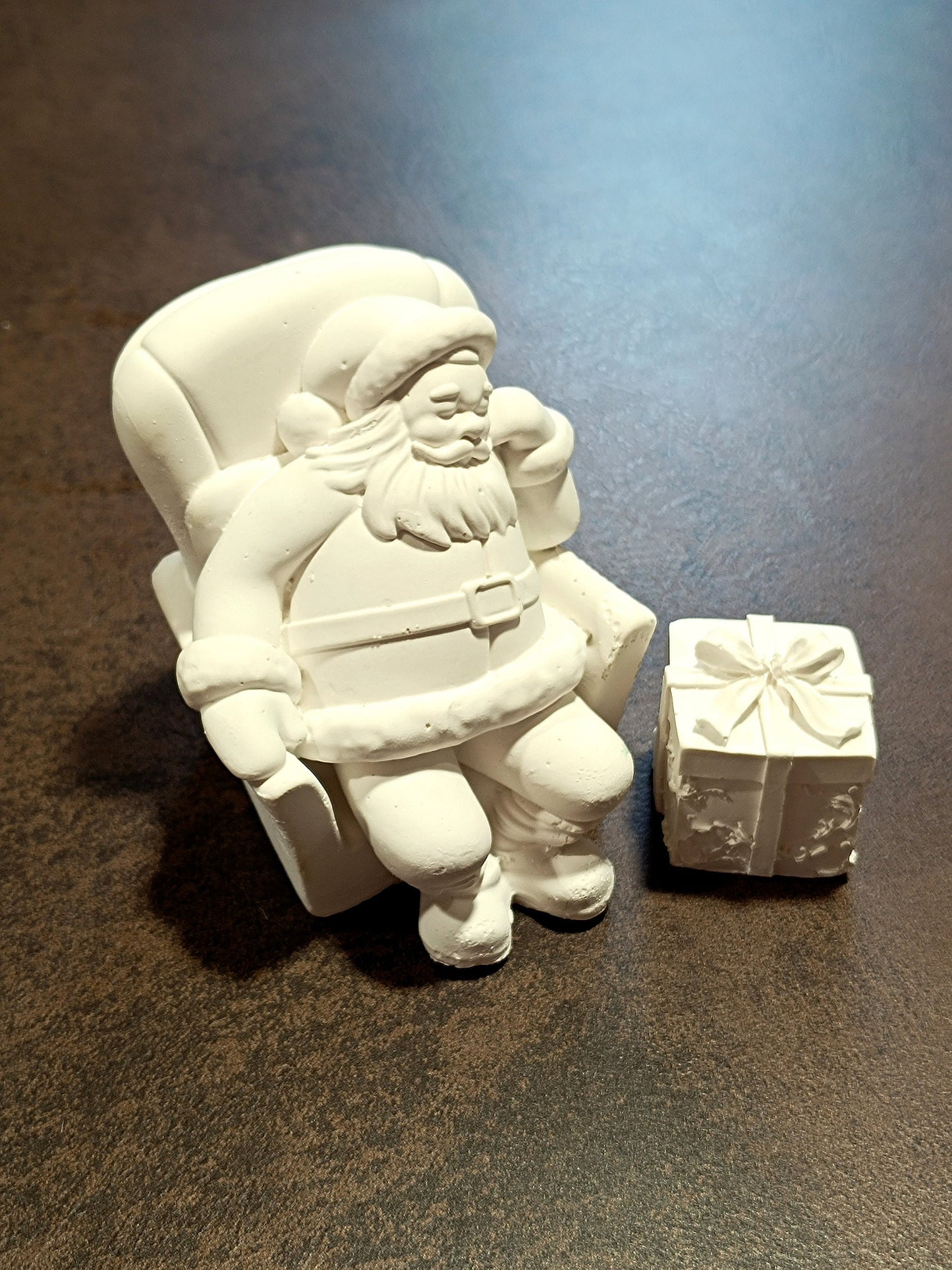 Handgefertigte Weihnachtsmannfigur aus Gips / Raysin – Santa Claus Deko für Weihnachten, festliche Dekoration, Weihnachtsmann Figur Nikolaus