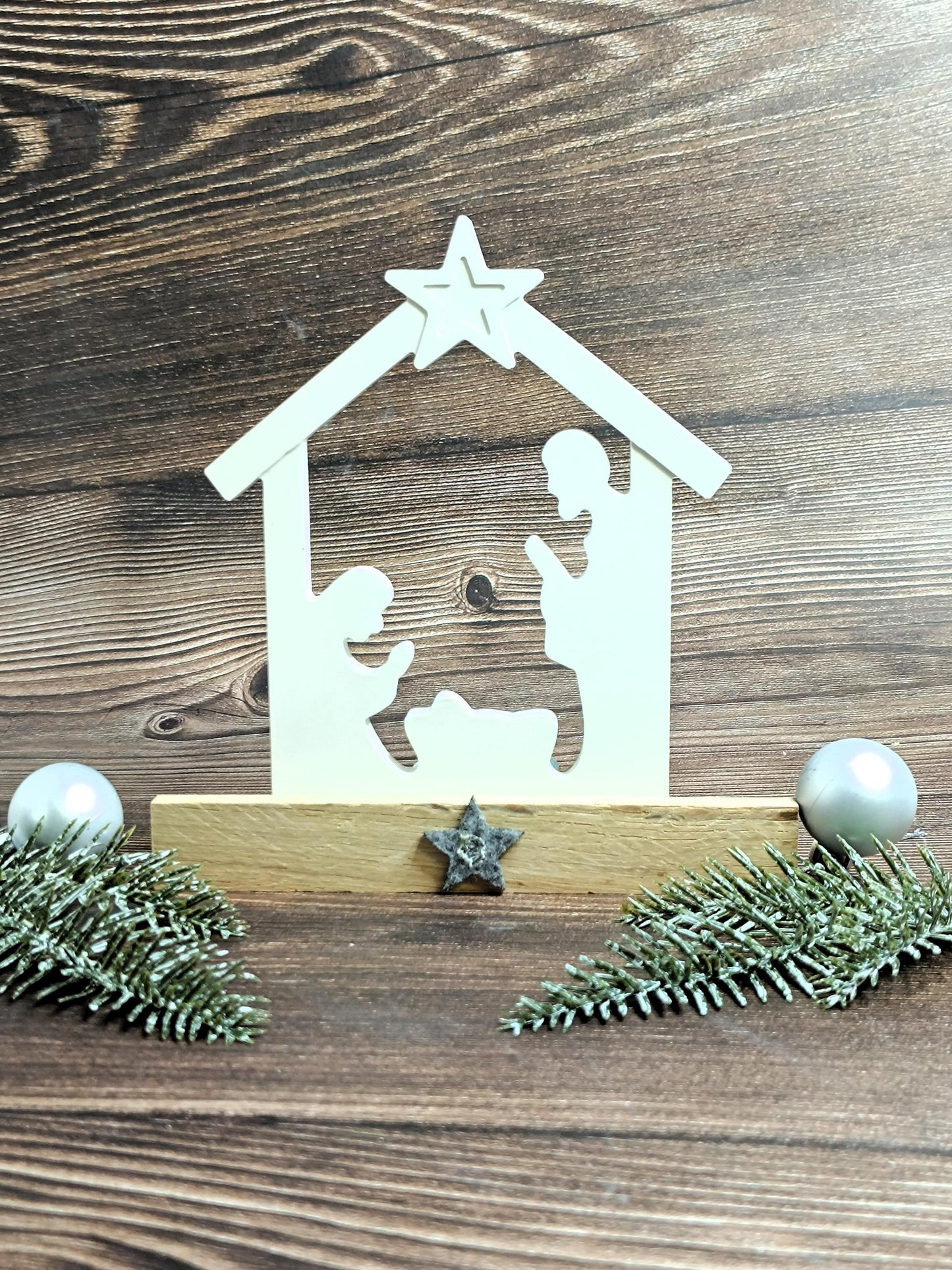 Mini-Krippe aus Reliefgips mit Holzständer – Platz für Teelicht, für stimmungsvolle Atmosphäre, personalisierbar mit Gravur, Weihnachtsdeko