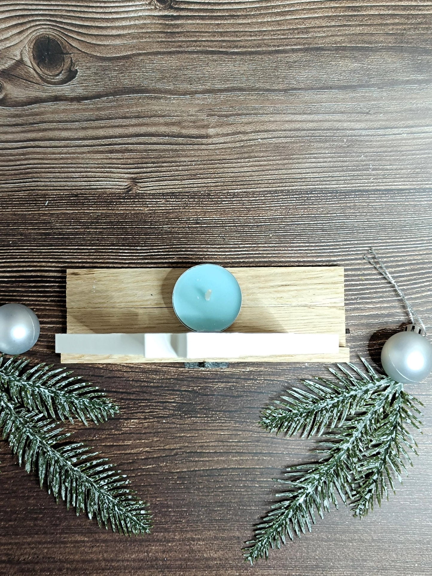 Mini-Krippe aus Reliefgips mit Holzständer – Platz für Teelicht, für stimmungsvolle Atmosphäre, personalisierbar mit Gravur, Weihnachtsdeko