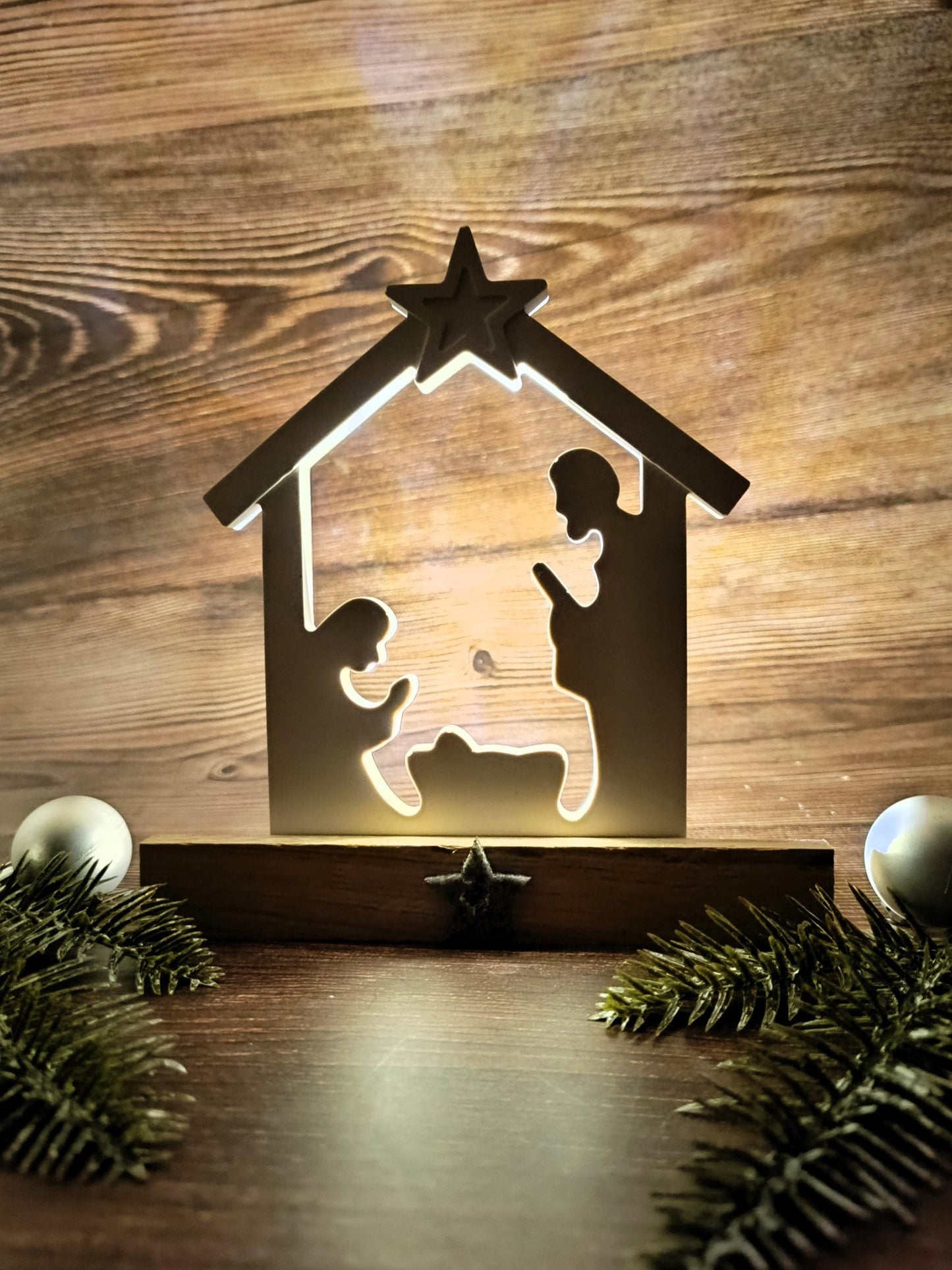 Mini-Krippe aus Reliefgips mit Holzständer – Platz für Teelicht, für stimmungsvolle Atmosphäre, personalisierbar mit Gravur, Weihnachtsdeko