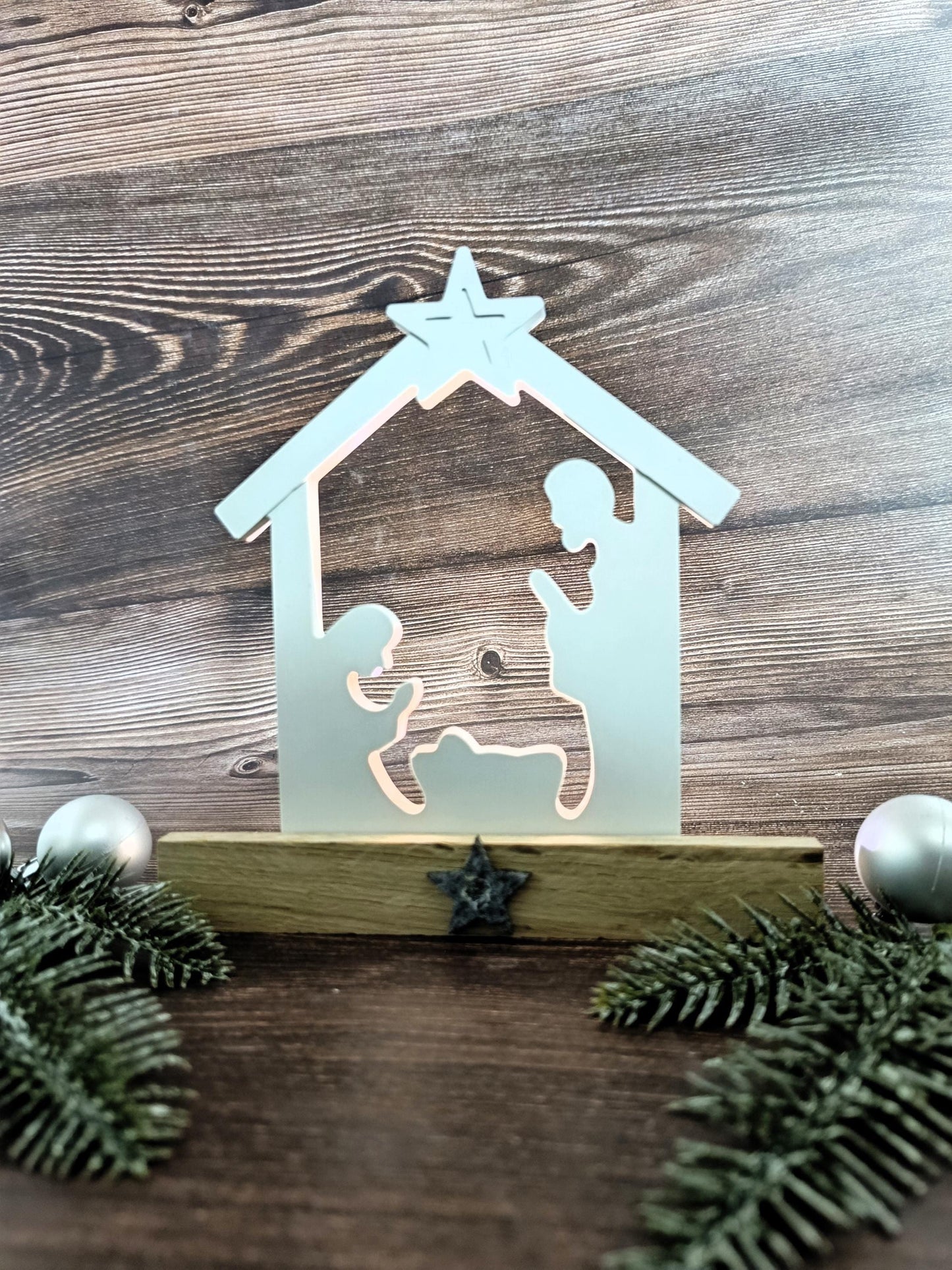 Mini-Krippe aus Reliefgips mit Holzständer – Platz für Teelicht, für stimmungsvolle Atmosphäre, personalisierbar mit Gravur, Weihnachtsdeko