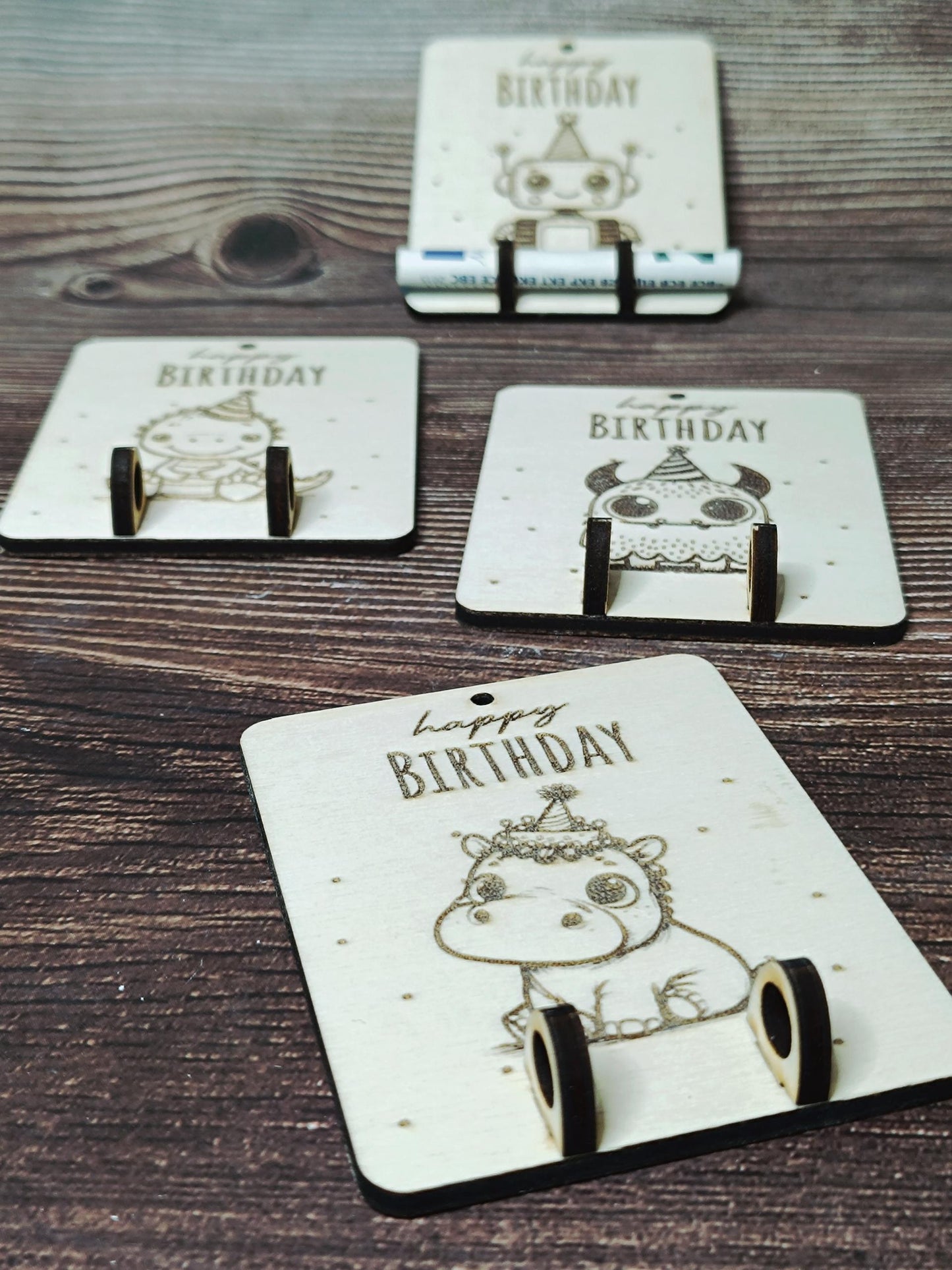Personalisierter Holz Geldgeschenkanhänger mit Motiven – Nilpferd, Ente, Kuh, Monster, Roboter, Dino – Geschenkidee, Mitbringsel, Geburtstag