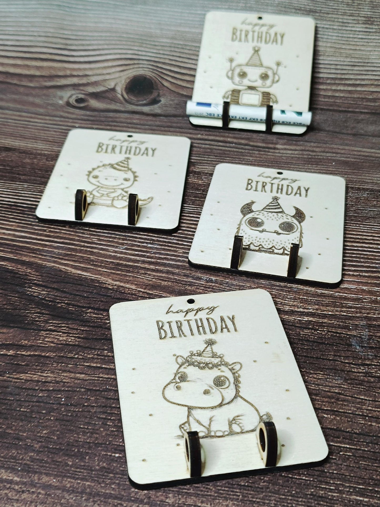 Personalisierter Holz Geldgeschenkanhänger mit Motiven – Nilpferd, Ente, Kuh, Monster, Roboter, Dino – Geschenkidee, Mitbringsel, Geburtstag