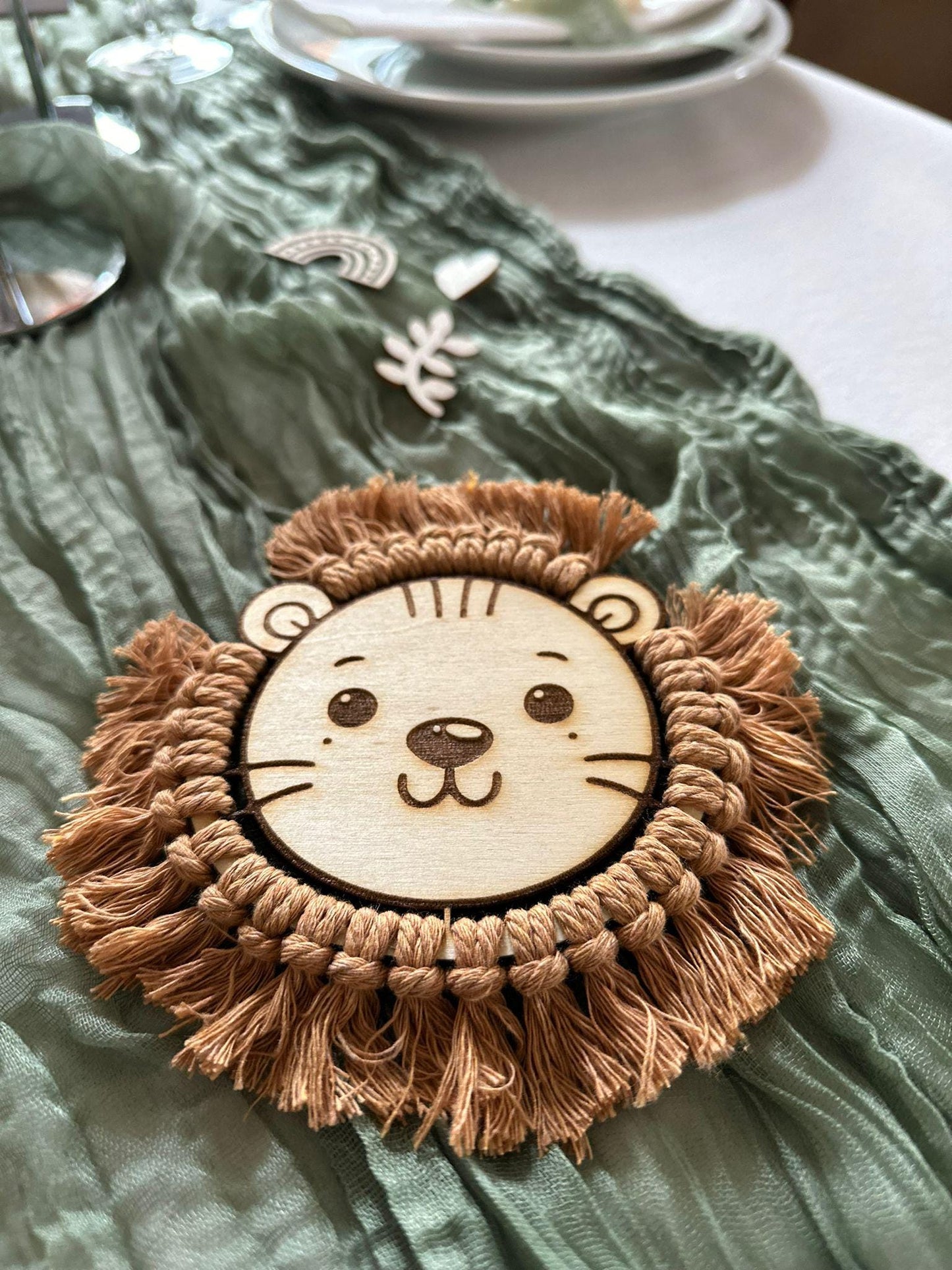 handgemachter Löwenkopf aus Holz & Makramee – süße Kinderzimmerdeko, Wanddeko Tiermotiv, Babyzimmer, Geschenk, Geburt, Taufe, Geburtstag