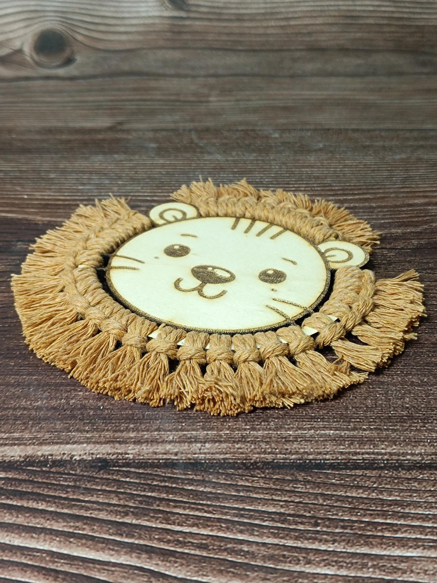 handgemachter Löwenkopf aus Holz & Makramee – süße Kinderzimmerdeko, Wanddeko Tiermotiv, Babyzimmer, Geschenk, Geburt, Taufe, Geburtstag