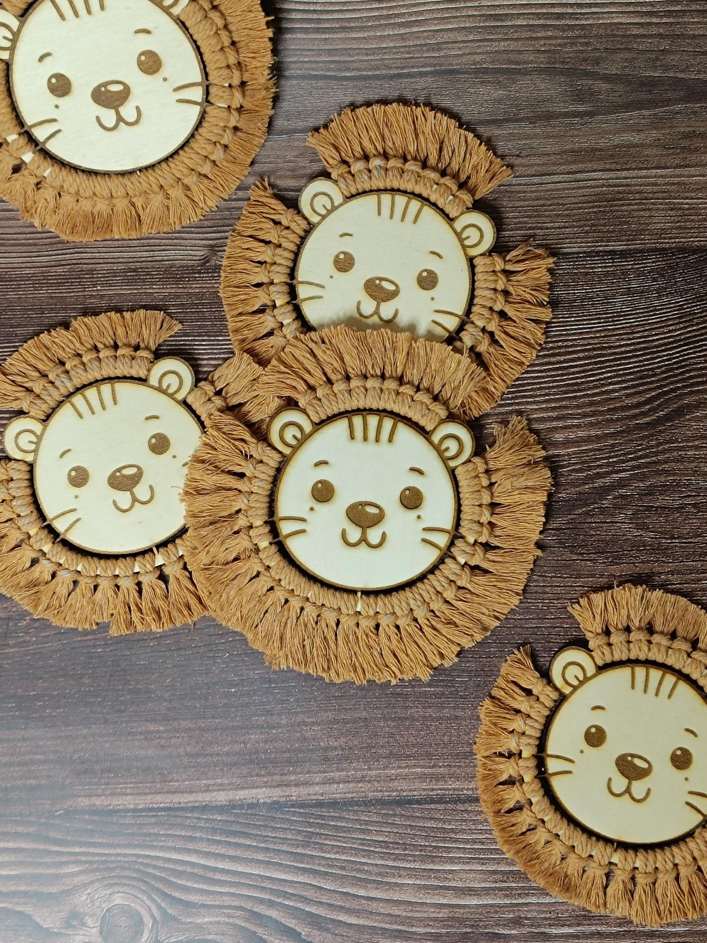 handgemachter Löwenkopf aus Holz & Makramee – süße Kinderzimmerdeko, Wanddeko Tiermotiv, Babyzimmer, Geschenk, Geburt, Taufe, Geburtstag