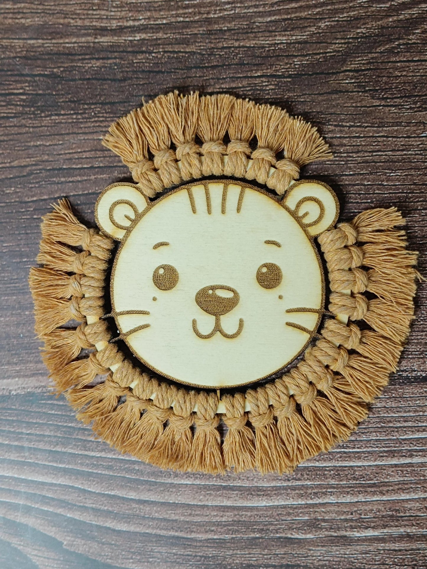 handgemachter Löwenkopf aus Holz & Makramee – süße Kinderzimmerdeko, Wanddeko Tiermotiv, Babyzimmer, Geschenk, Geburt, Taufe, Geburtstag