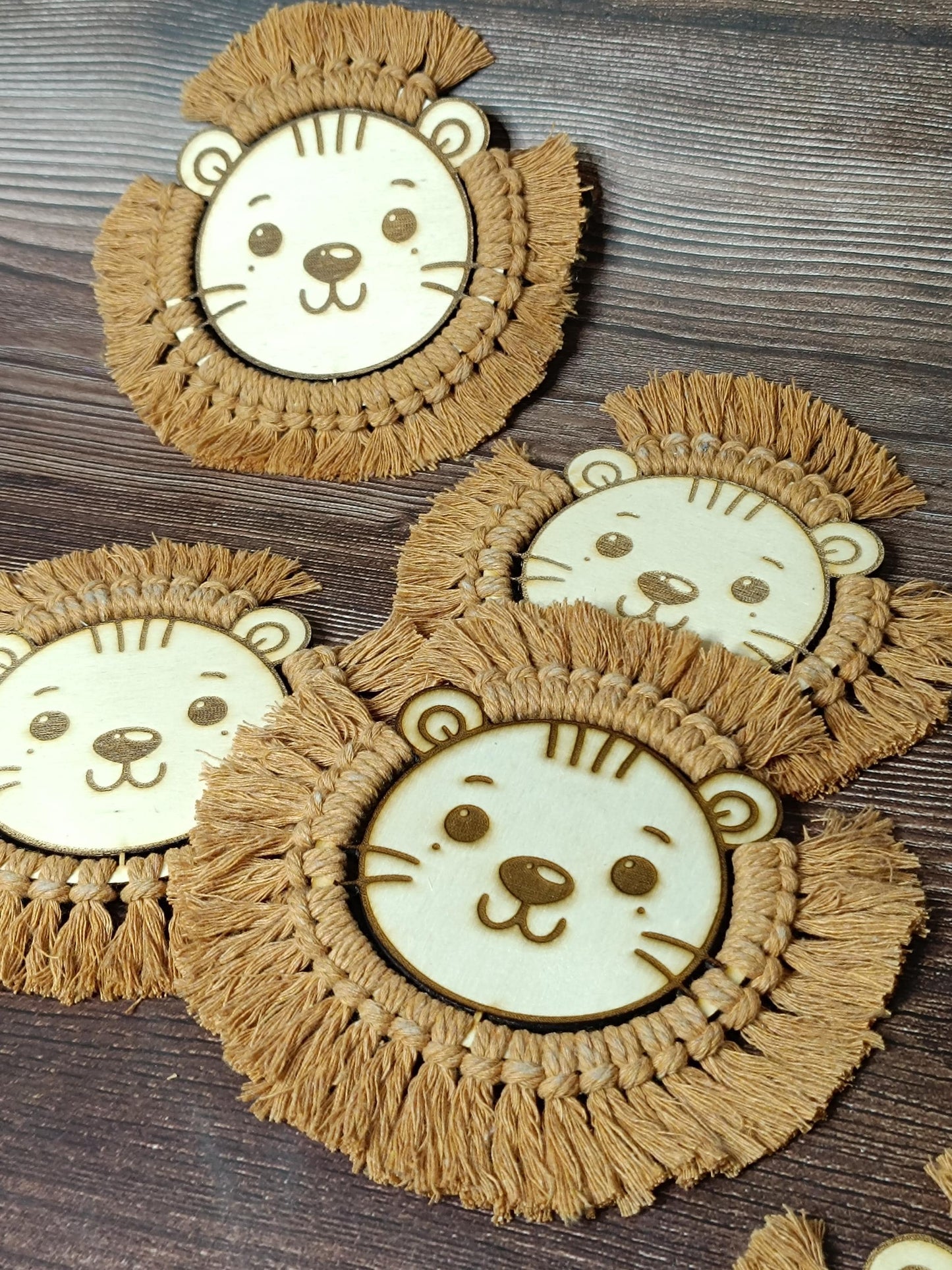 handgemachter Löwenkopf aus Holz & Makramee – süße Kinderzimmerdeko, Wanddeko Tiermotiv, Babyzimmer, Geschenk, Geburt, Taufe, Geburtstag