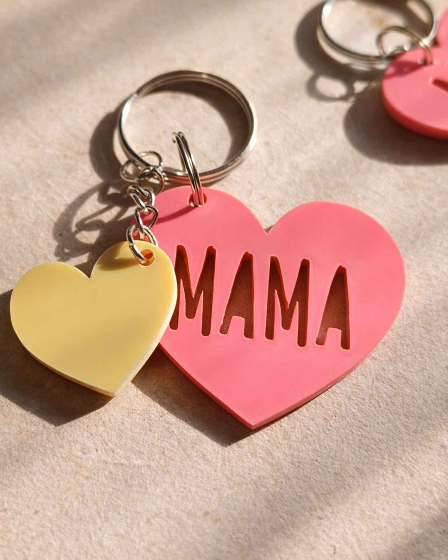 Herz Schlüsselanhänger, Geschenk für Mama | Oma | Papa | Opa | Acryl Anhänger mit Herz | Muttertag | Geschenkidee | Geburtstag | Liebe