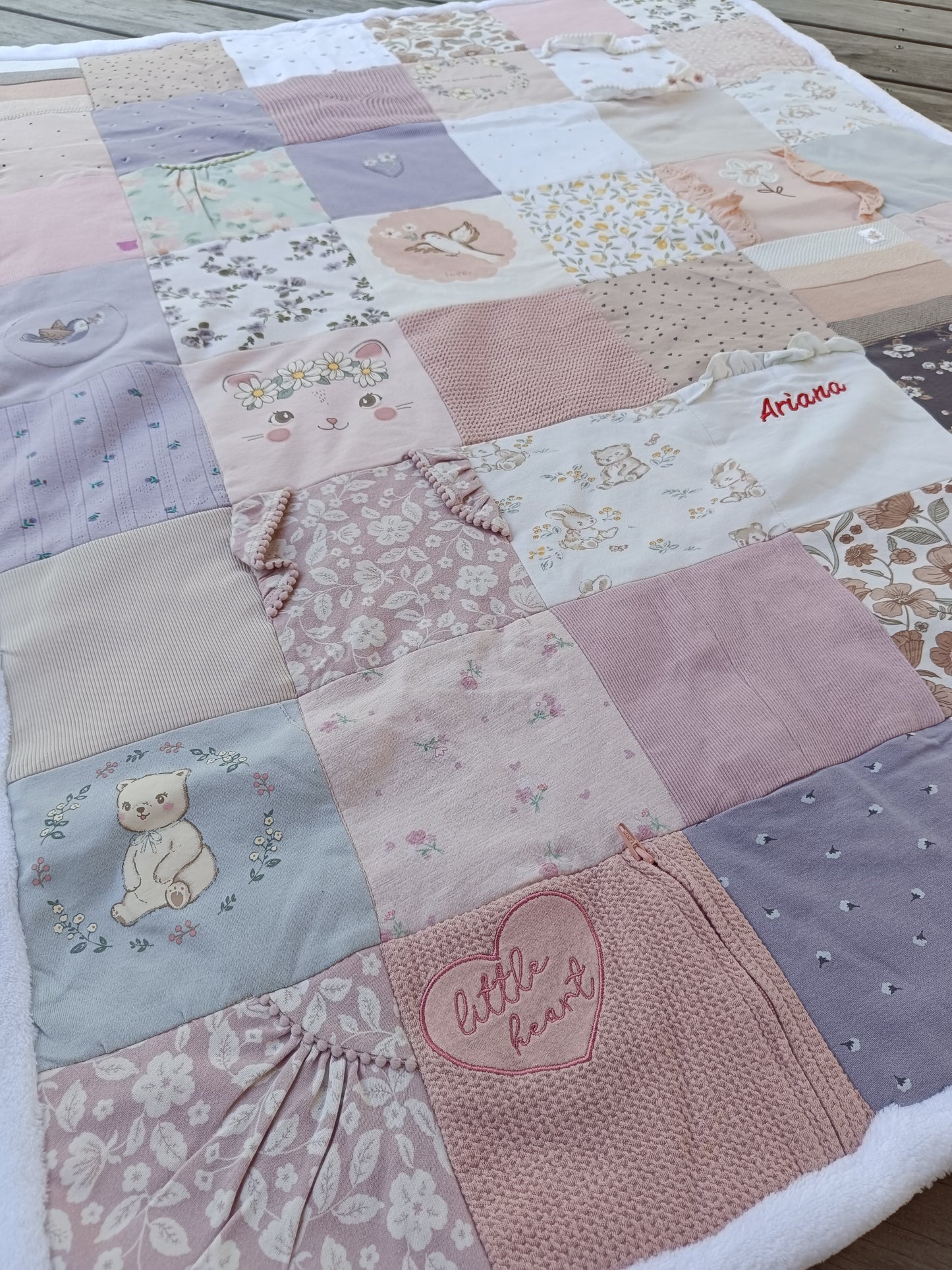 Erinnerungs-Krabbeldecke aus Babybodys | Individuelle Patchworkdecke aus Babykleidung | Kuscheldecke Upcycling personalisiert | handmade