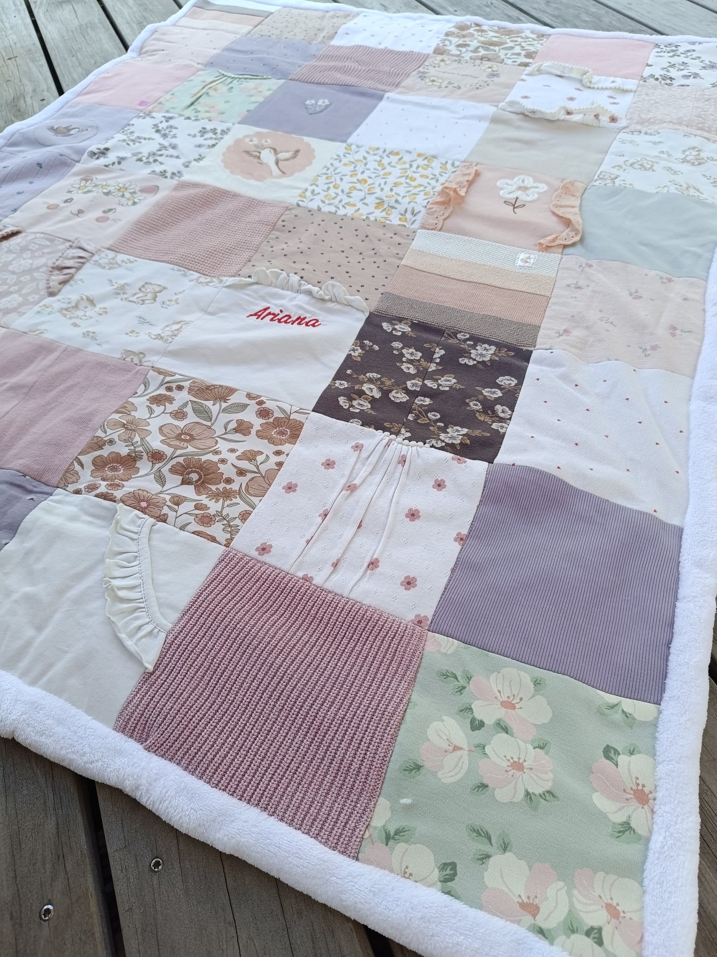 Erinnerungs-Krabbeldecke aus Babybodys | Individuelle Patchworkdecke aus Babykleidung | Kuscheldecke Upcycling personalisiert | handmade