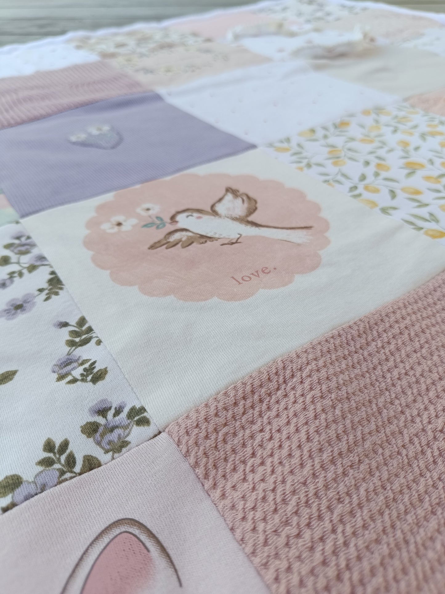 Erinnerungs-Krabbeldecke aus Babybodys | Individuelle Patchworkdecke aus Babykleidung | Kuscheldecke Upcycling personalisiert | handmade