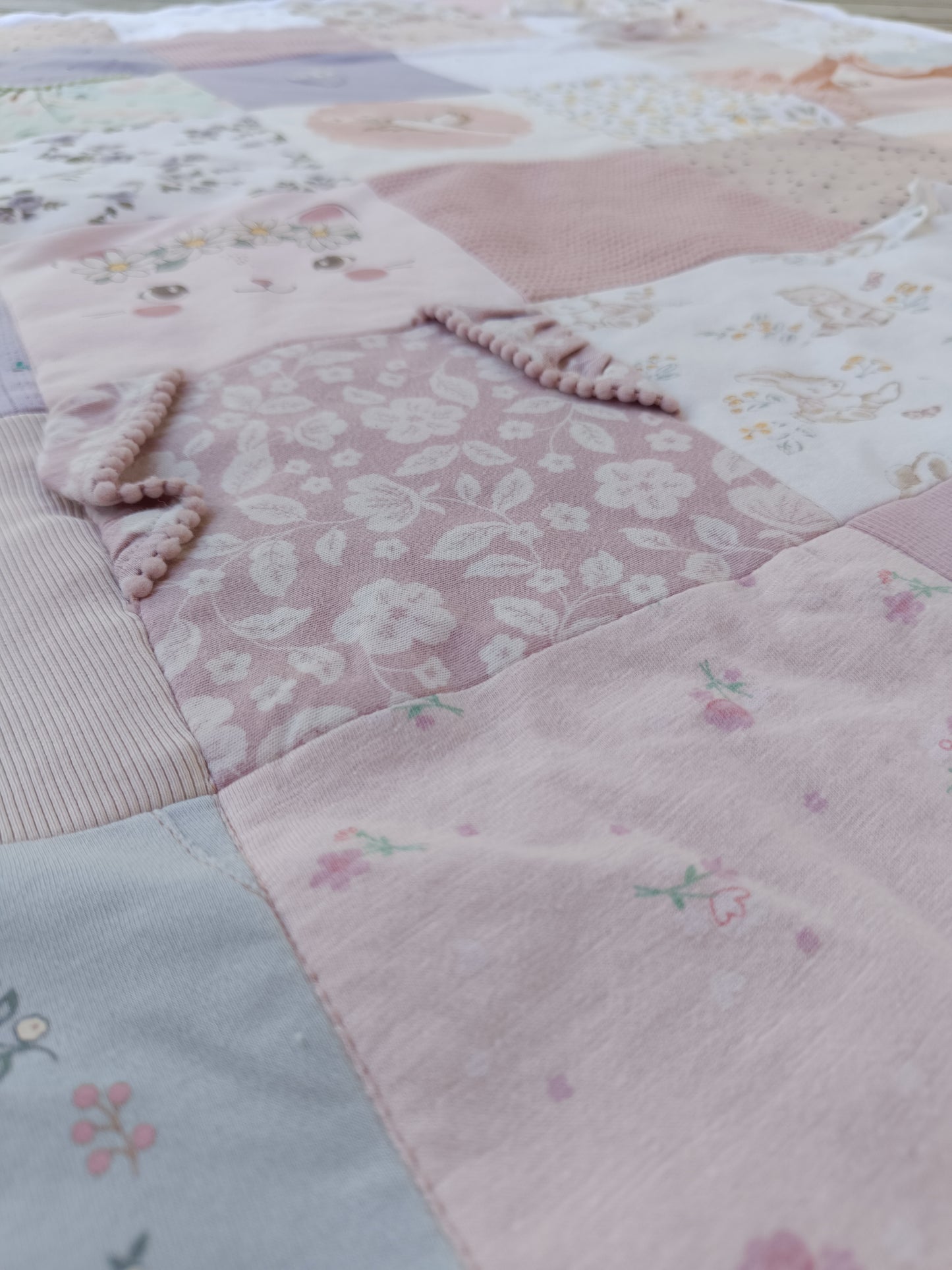 Erinnerungs-Krabbeldecke aus Babybodys | Individuelle Patchworkdecke aus Babykleidung | Kuscheldecke Upcycling personalisiert | handmade