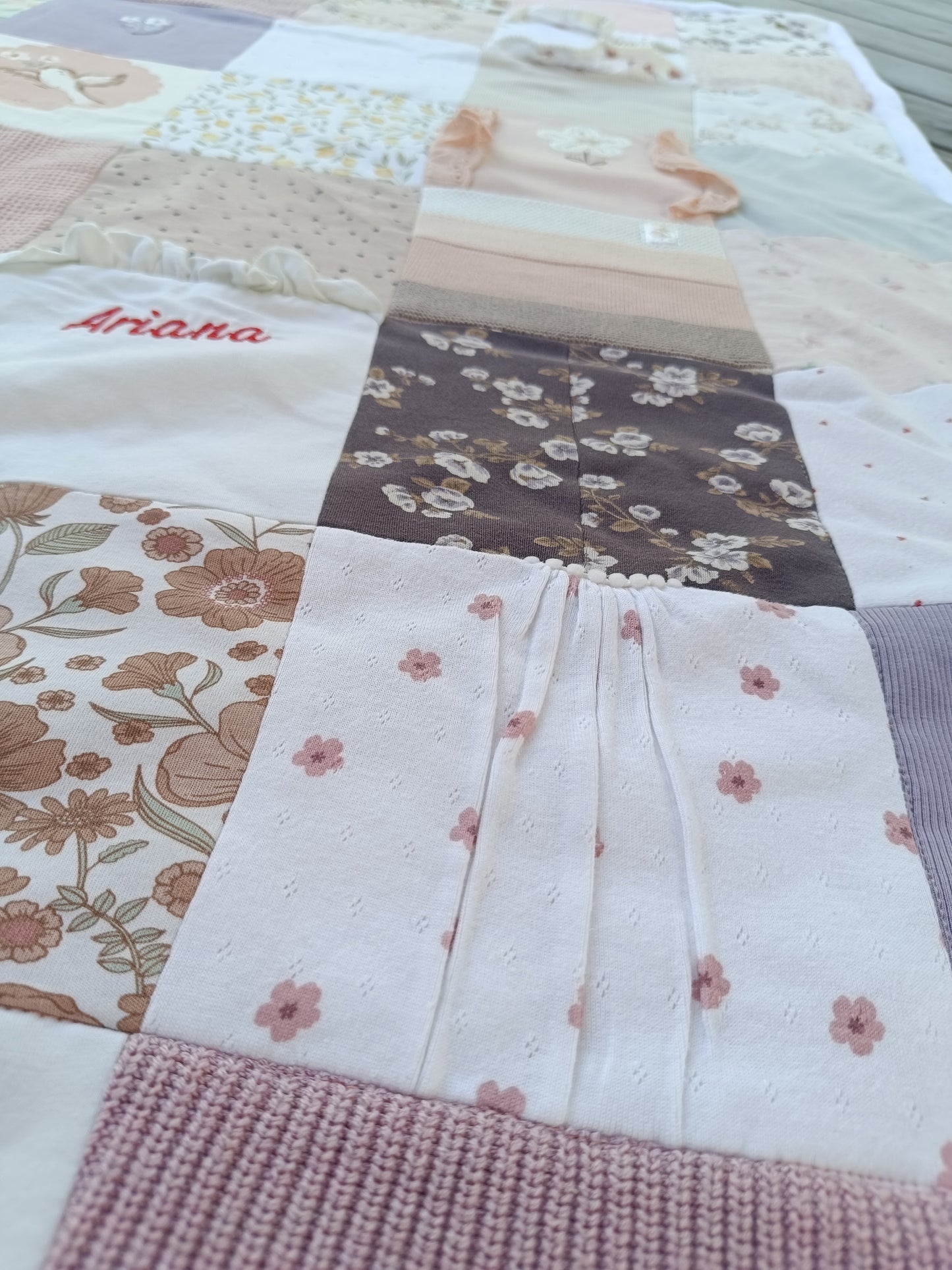 Erinnerungs-Krabbeldecke aus Babybodys | Individuelle Patchworkdecke aus Babykleidung | Kuscheldecke Upcycling personalisiert | handmade