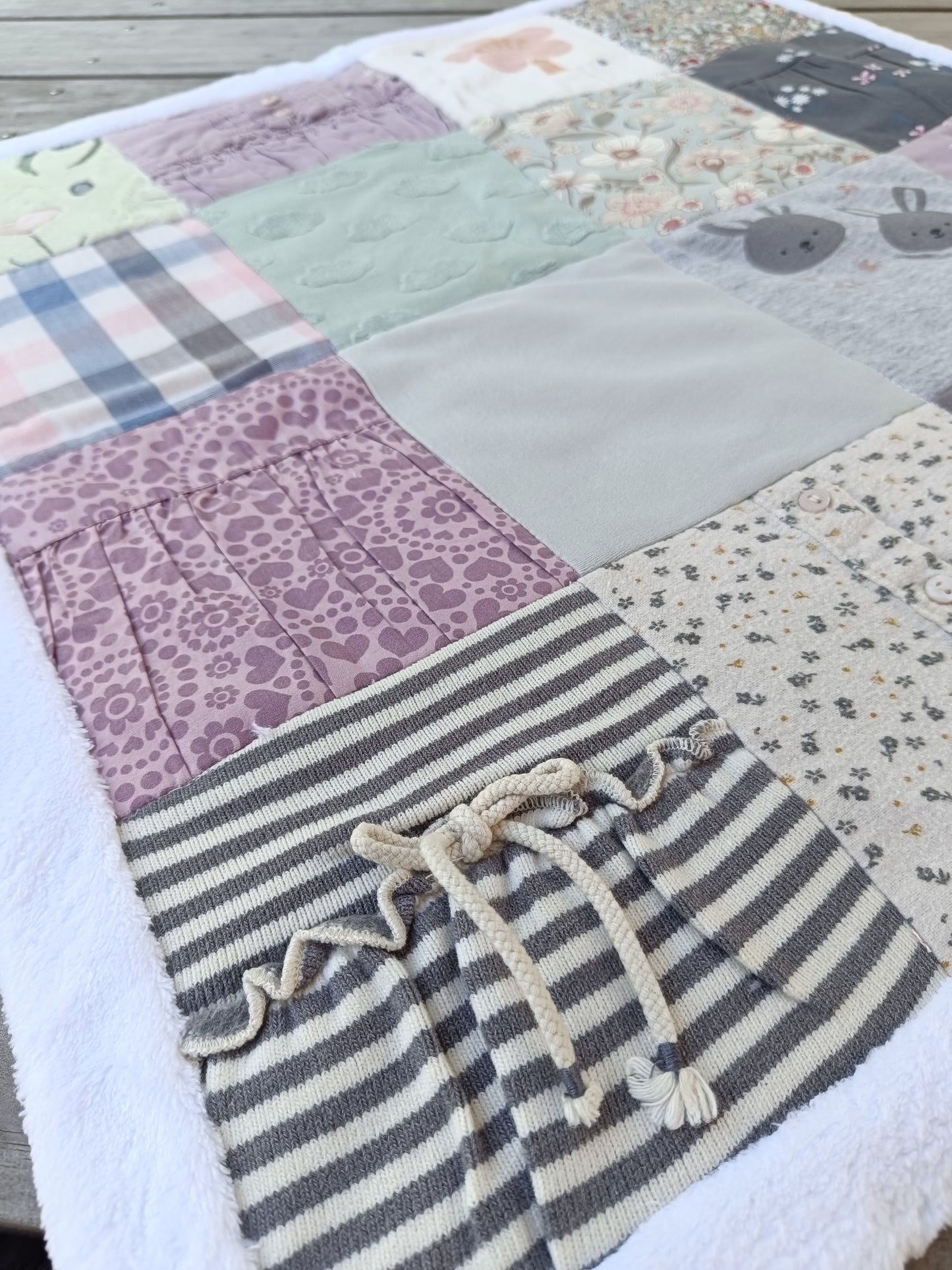 Erinnerungs-Krabbeldecke aus Babybodys | Individuelle Patchworkdecke aus Babykleidung | Kuscheldecke Upcycling personalisiert | handmade