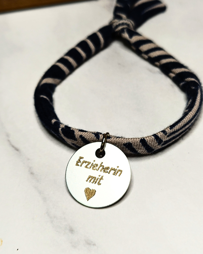 Personalisierbares Armband aus Upcycling-Stoff mit Edelstahlanhänger – Geschenk für Erzieherin, Patentante, Trauzeugin u.v.m.