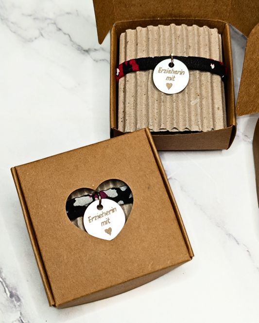 Personalisierbares Armband aus Upcycling-Stoff mit Edelstahlanhänger – Geschenk für Erzieherin, Patentante, Trauzeugin u.v.m.