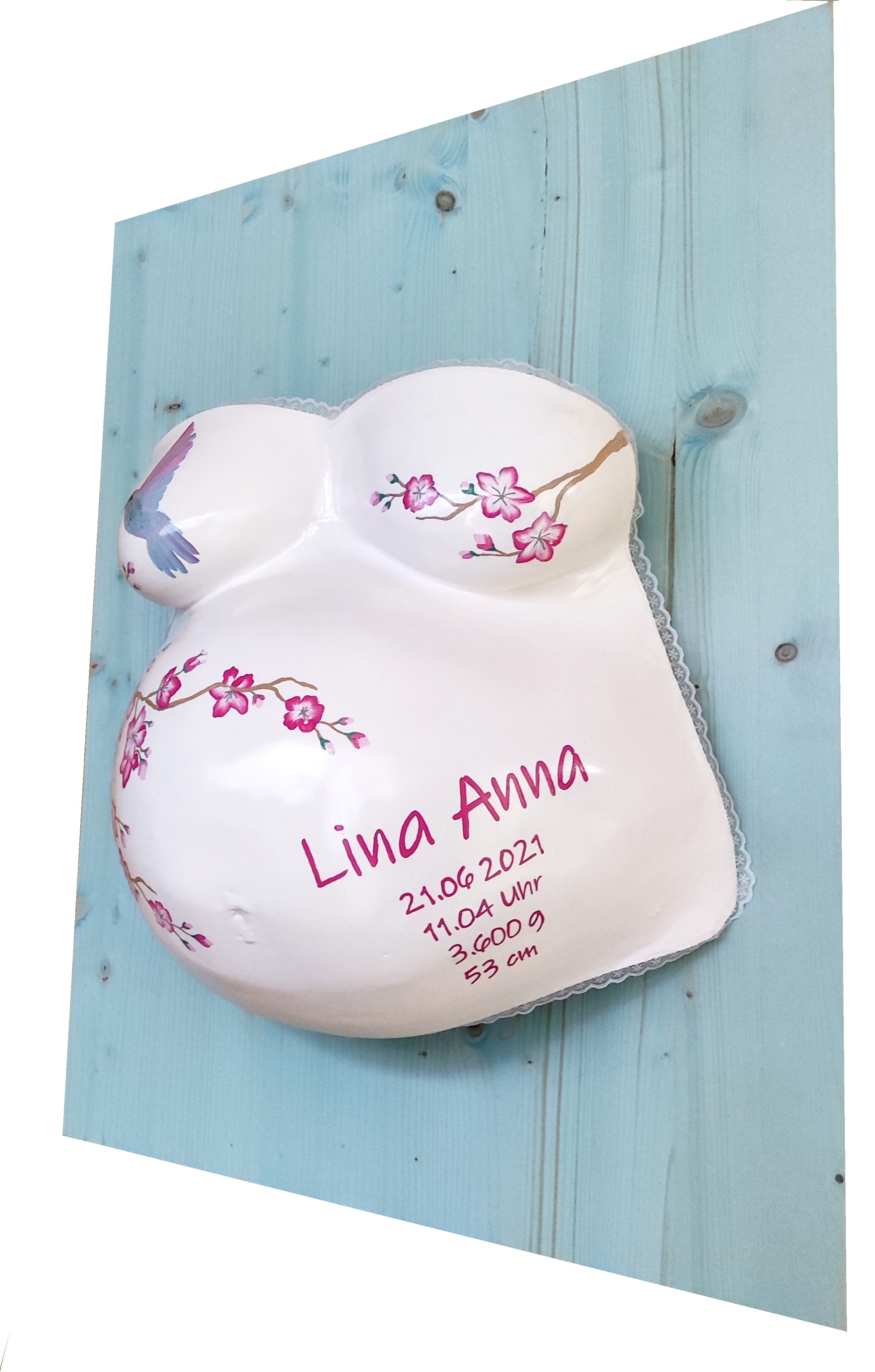 Detailgetreuer Babybauch-Gipsabdruck mit Beleuchtung, handgefertigt und bemalt, verziert mit Spitze und personalisiert mit Ultraschallbild / Foto / Wunschmotiv – einzigartige Erinnerung von Lisa-Designs.