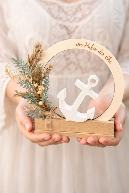 Maritimes Hochzeitsgeschenk „Im Hafen der Ehe“ – Deko Aufsteller mit Anker & Trockenblumen – personalisiertes Geschenk zur Hochzeit