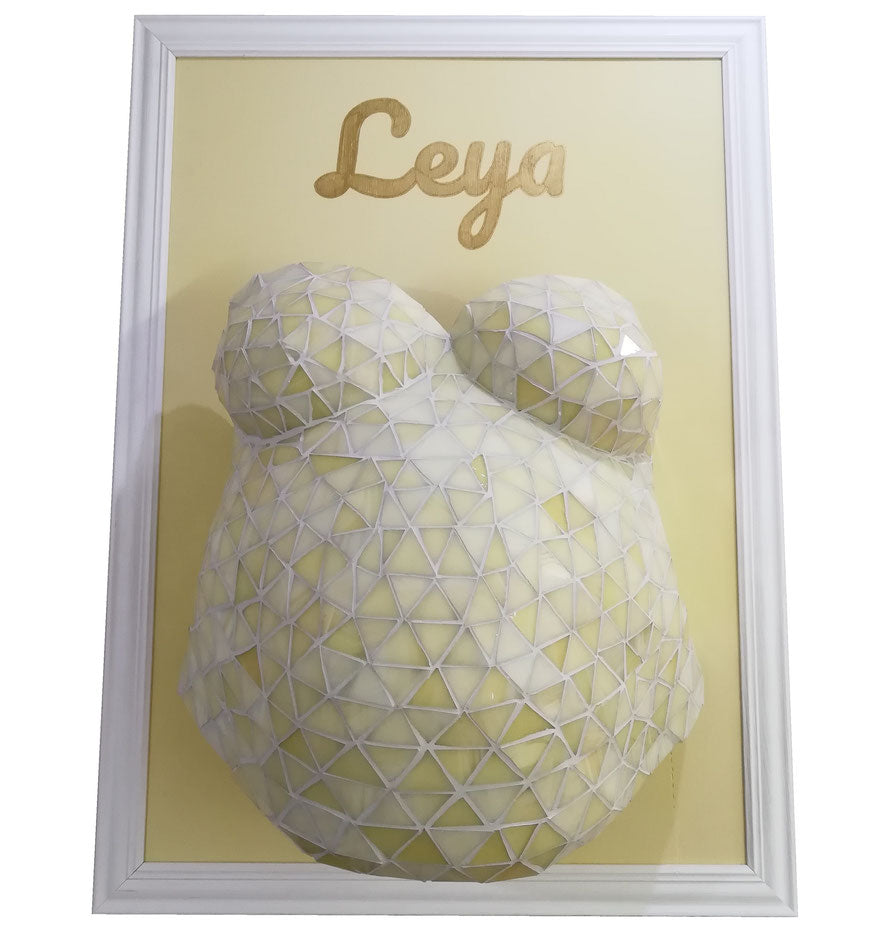 Detailgetreuer Babybauch-Gipsabdruck mit Beleuchtung, handgefertigt und bemalt, verziert mit Spitze und personalisiert mit Ultraschallbild / Foto / Wunschmotiv – einzigartige Erinnerung von Lisa-Designs.