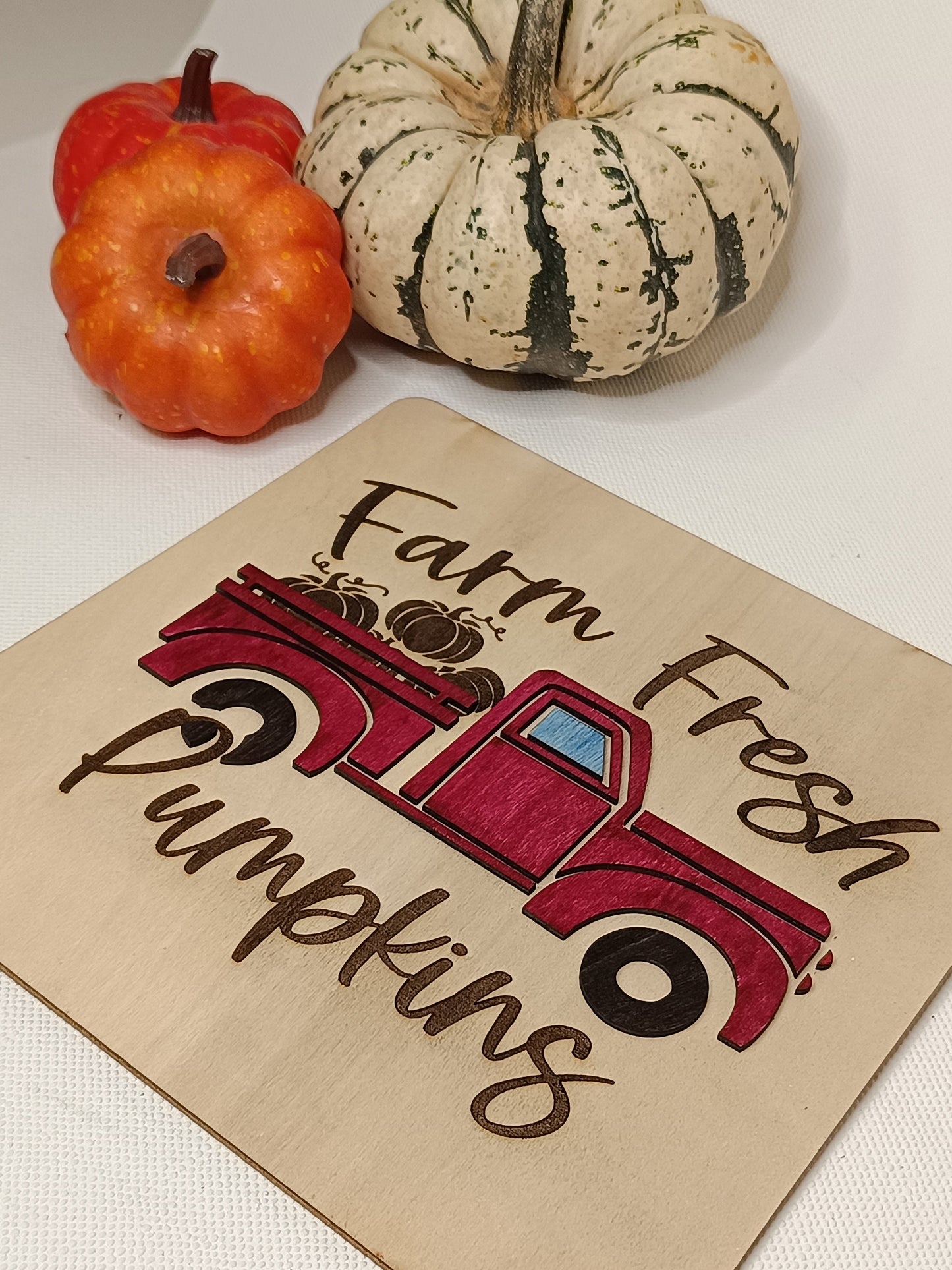 Schild "Ruth", mit der Aufschrift "Farm Fresh Pumpkins" und schickem Truck