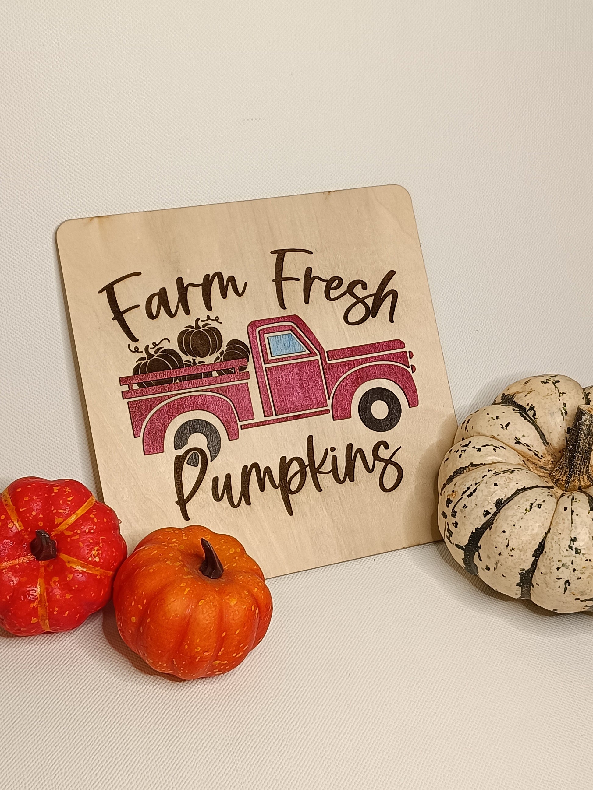 Schild "Ruth", mit der Aufschrift "Farm Fresh Pumpkins" und schickem Truck