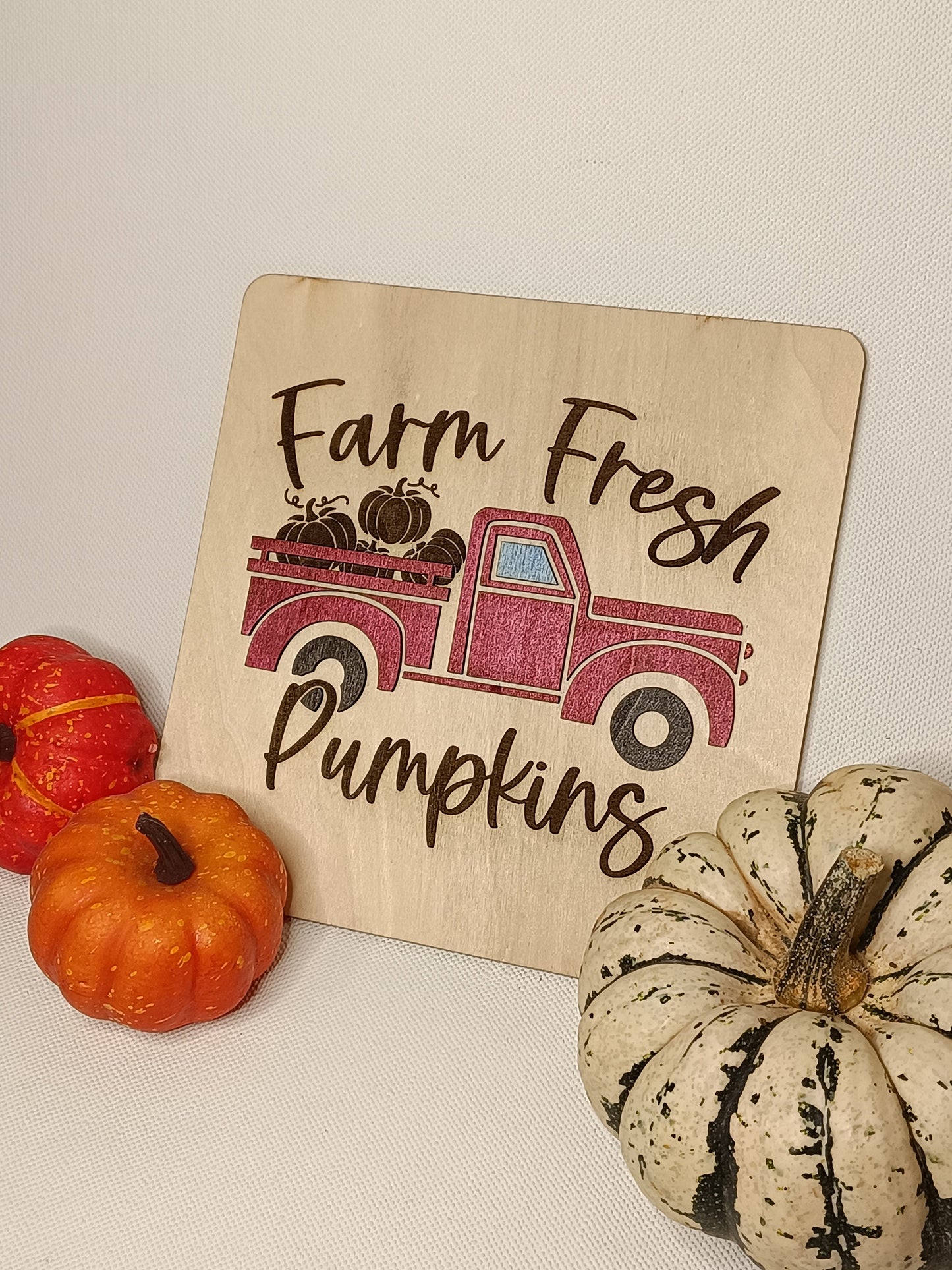 Schild "Ruth", mit der Aufschrift "Farm Fresh Pumpkins" und schickem Truck