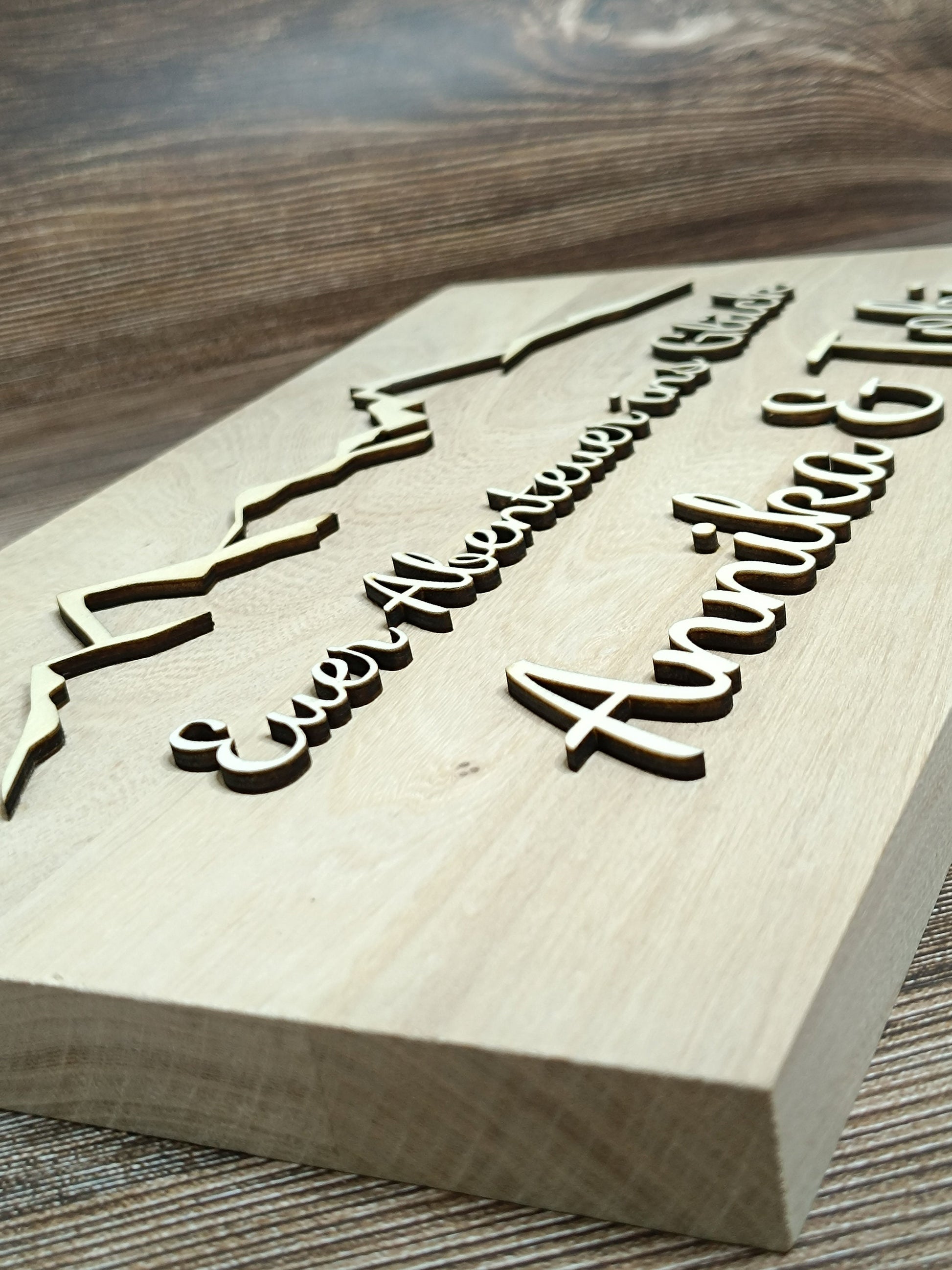 Einzigartiges Hochzeitsgeschenk: personalisiertes Holzbrett mit 3D-Lasergravur und Bergsilhouette, mit Wunschtext, als Hochzeitsgeschenk