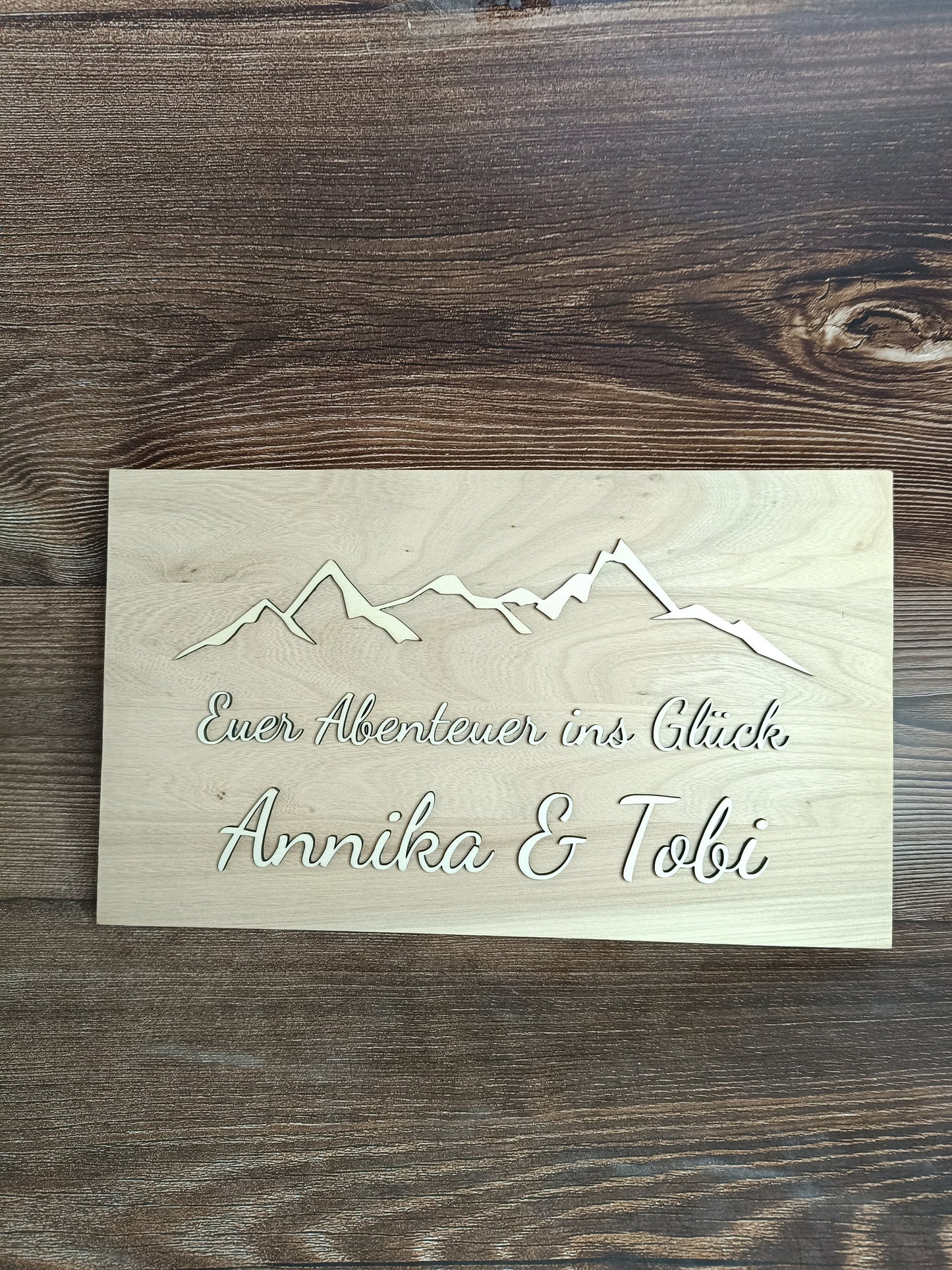 Einzigartiges Hochzeitsgeschenk: personalisiertes Holzbrett mit 3D-Lasergravur und Bergsilhouette, mit Wunschtext, als Hochzeitsgeschenk