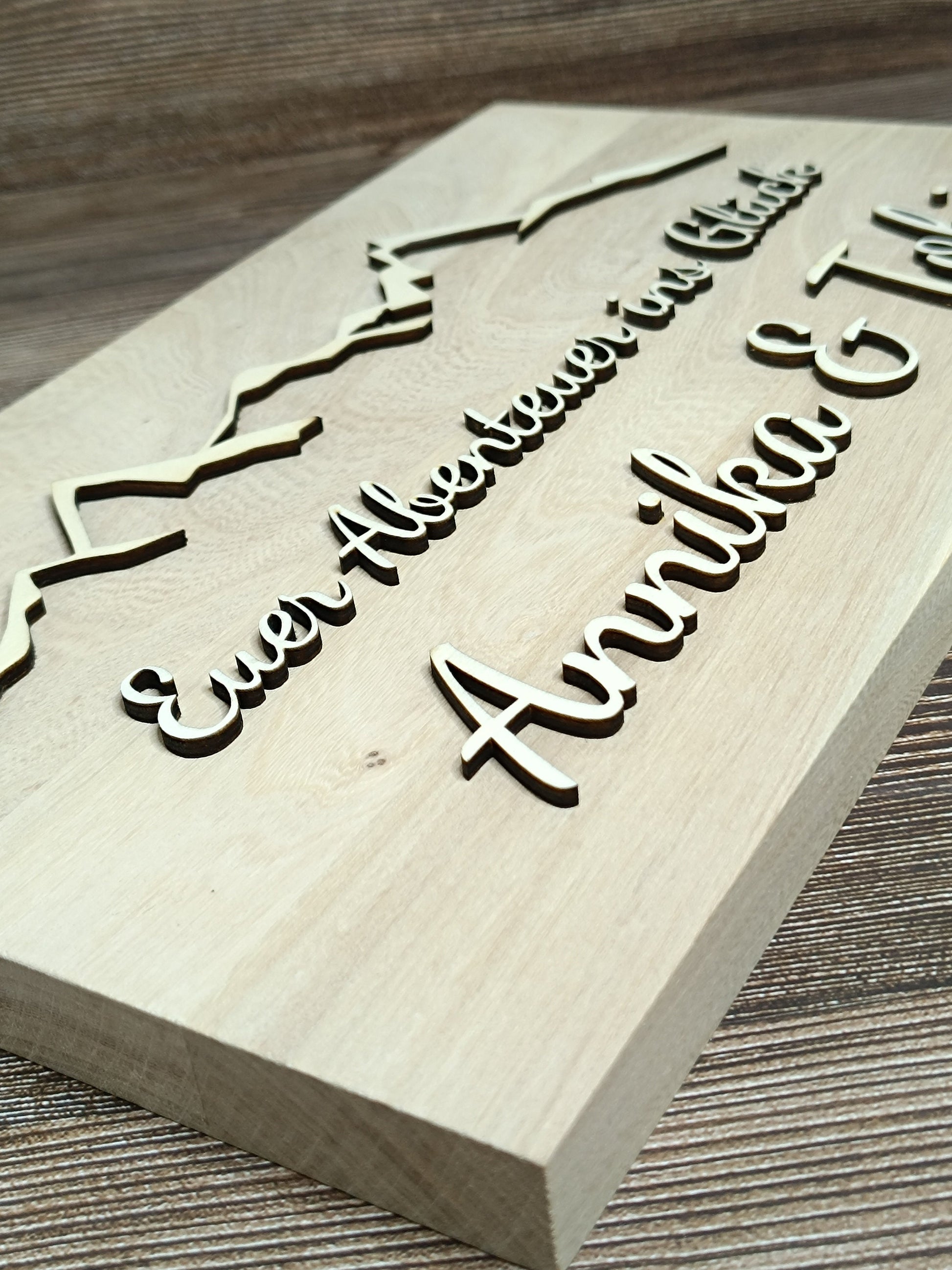 Einzigartiges Hochzeitsgeschenk: personalisiertes Holzbrett mit 3D-Lasergravur und Bergsilhouette, mit Wunschtext, als Hochzeitsgeschenk