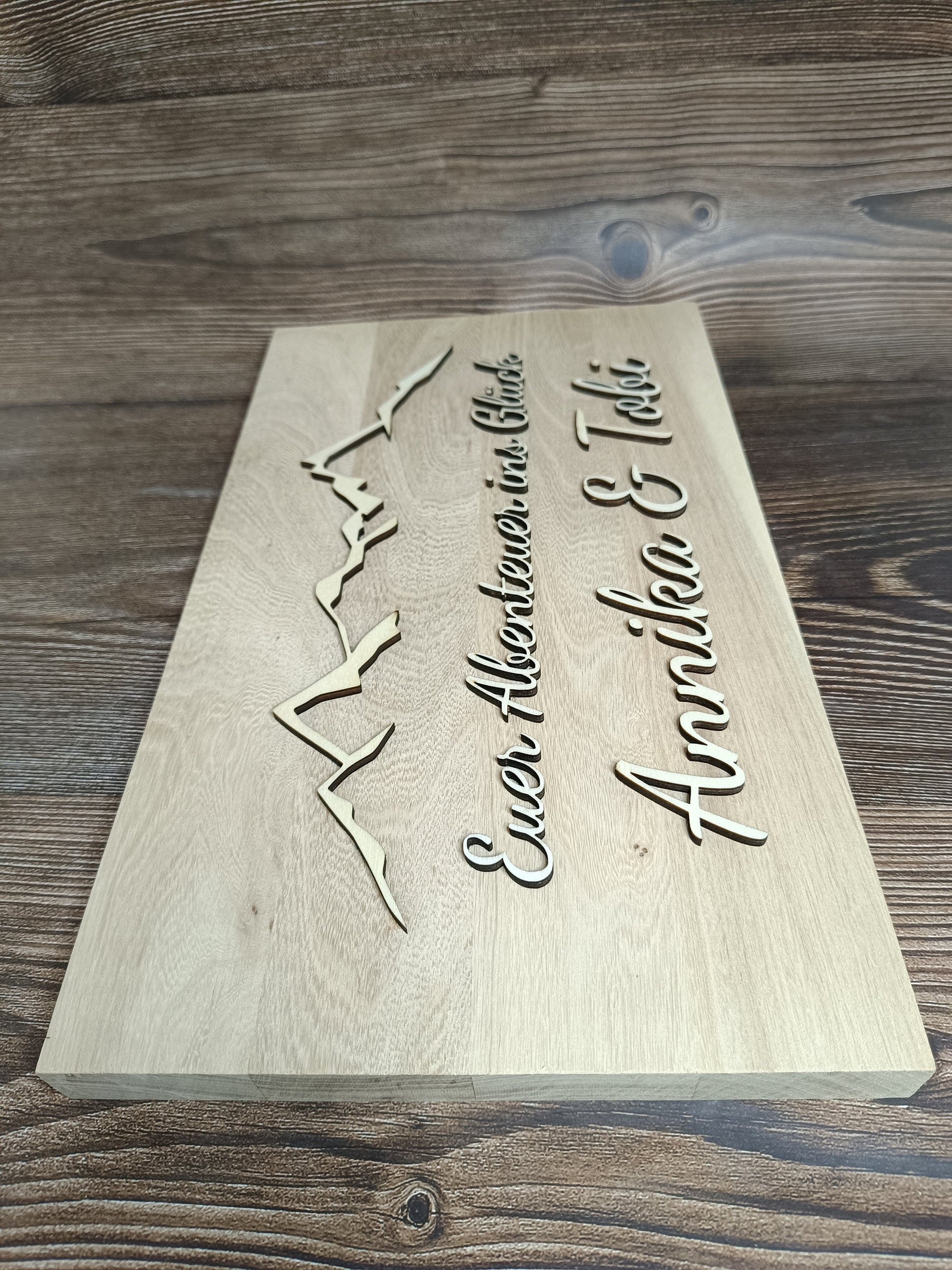 Einzigartiges Hochzeitsgeschenk: personalisiertes Holzbrett mit 3D-Lasergravur und Bergsilhouette, mit Wunschtext, als Hochzeitsgeschenk