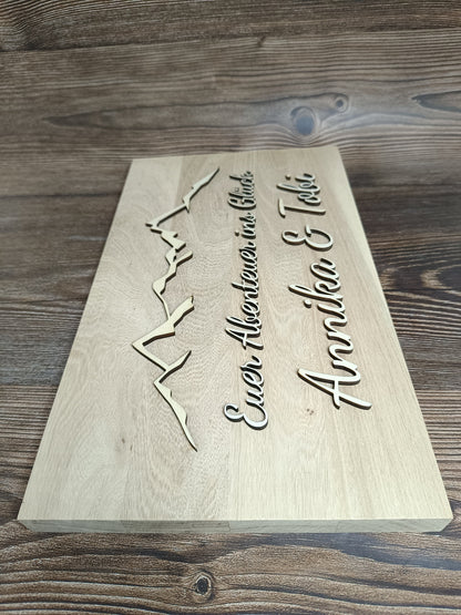 Einzigartiges Hochzeitsgeschenk: personalisiertes Holzbrett mit 3D-Lasergravur und Bergsilhouette, mit Wunschtext, als Hochzeitsgeschenk