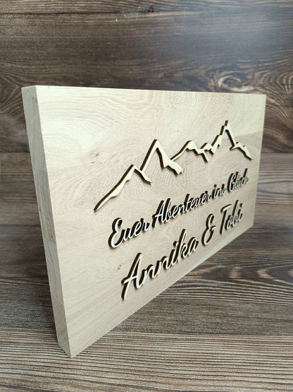 Einzigartiges Hochzeitsgeschenk: personalisiertes Holzbrett mit 3D-Lasergravur und Bergsilhouette, mit Wunschtext, als Hochzeitsgeschenk