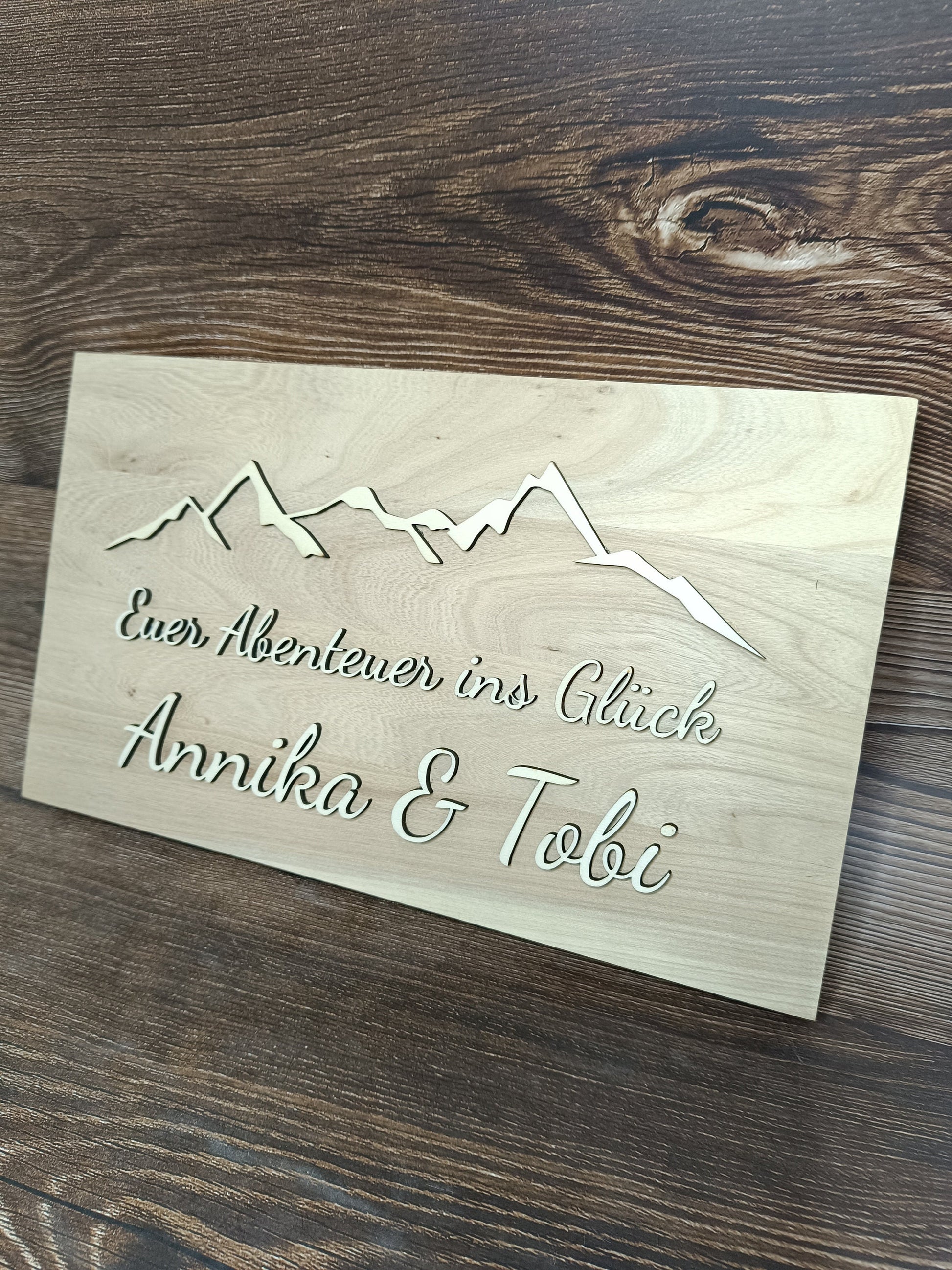 Einzigartiges Hochzeitsgeschenk: personalisiertes Holzbrett mit 3D-Lasergravur und Bergsilhouette, mit Wunschtext, als Hochzeitsgeschenk