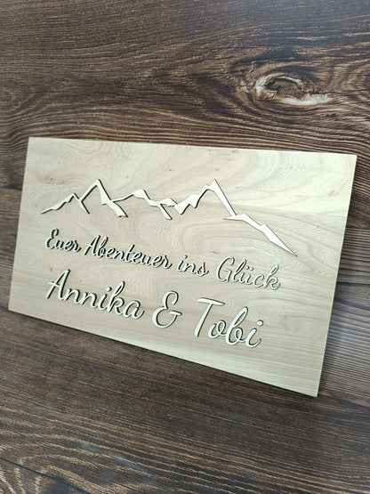 Einzigartiges Hochzeitsgeschenk: personalisiertes Holzbrett mit 3D-Lasergravur und Bergsilhouette, mit Wunschtext, als Hochzeitsgeschenk