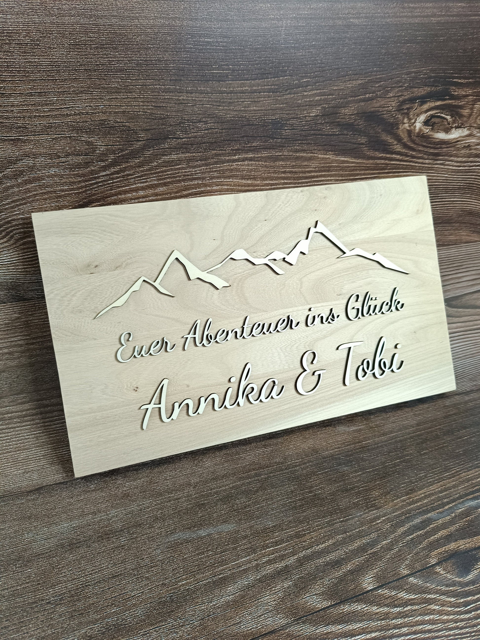 Einzigartiges Hochzeitsgeschenk: personalisiertes Holzbrett mit 3D-Lasergravur und Bergsilhouette, mit Wunschtext, als Hochzeitsgeschenk