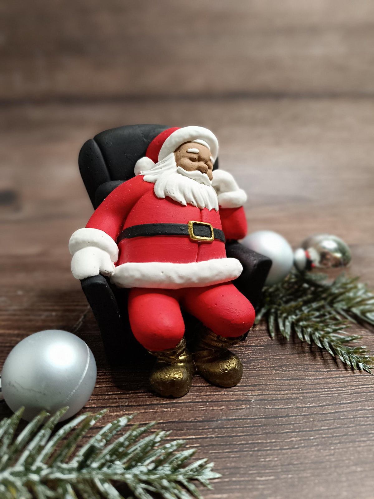 Handgefertigte Weihnachtsmannfigur aus Gips / Raysin – Santa Claus Dek – LisaDesignsHN