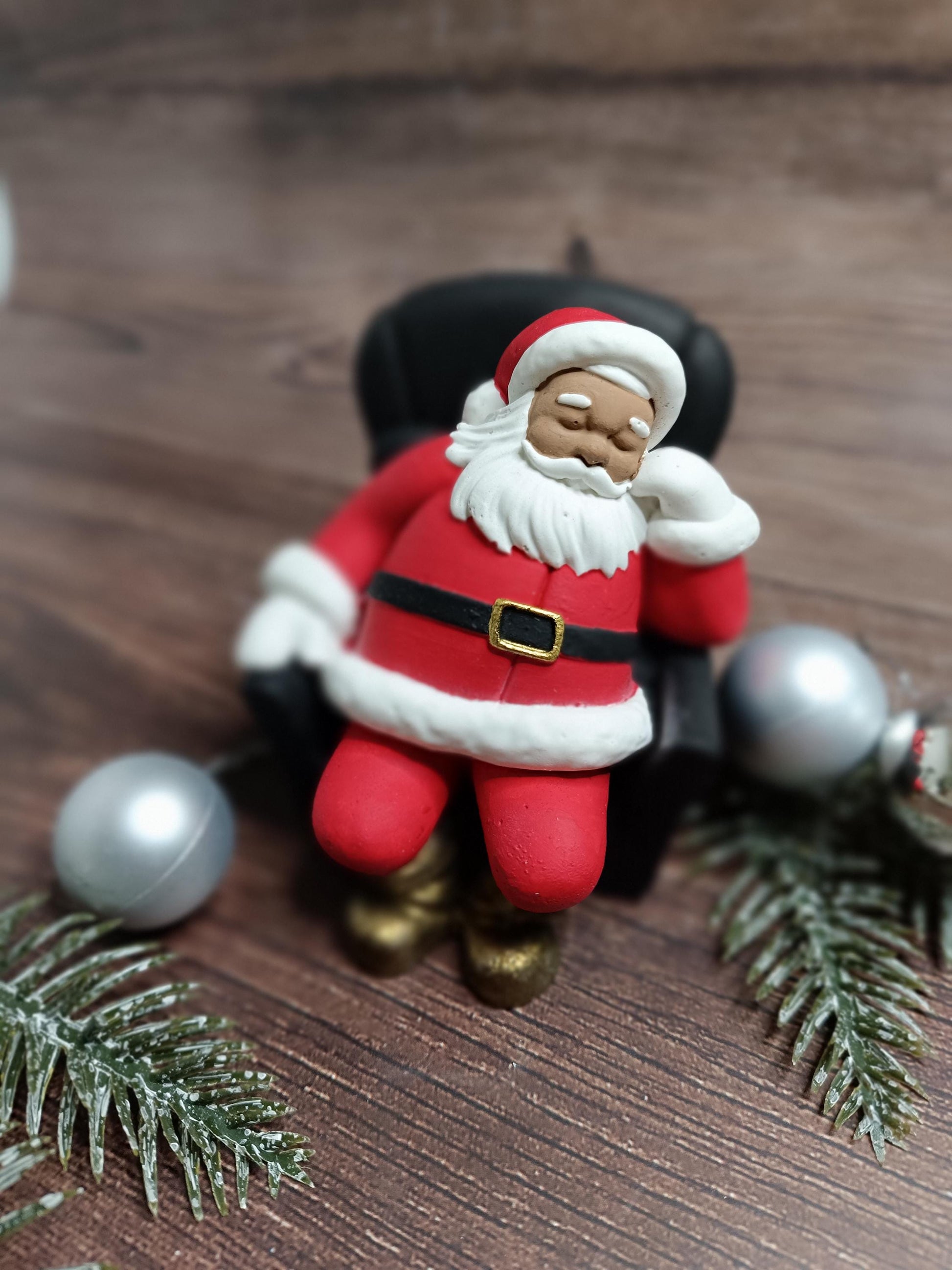 Handgefertigte Weihnachtsmannfigur aus Gips / Raysin – Santa Claus Deko für Weihnachten, festliche Dekoration, Weihnachtsmann Figur Nikolaus