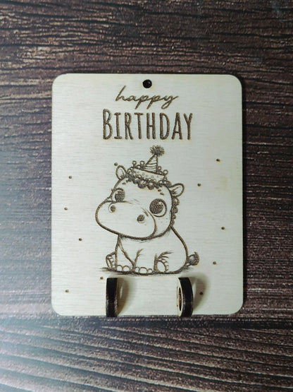 Personalisierter Holz Geldgeschenkanhänger mit Motiven – Nilpferd, Ente, Kuh, Monster, Roboter, Dino – Geschenkidee, Mitbringsel, Geburtstag