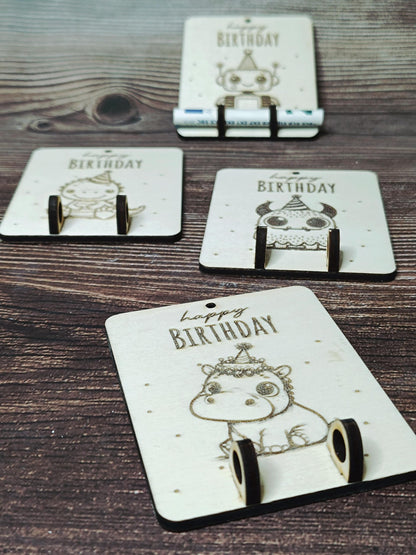 Personalisierter Holz Geldgeschenkanhänger mit Motiven – Nilpferd, Ente, Kuh, Monster, Roboter, Dino – Geschenkidee, Mitbringsel, Geburtstag