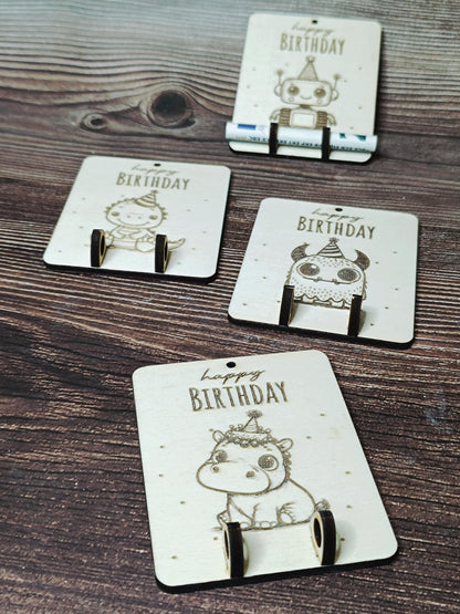 Personalisierter Holz Geldgeschenkanhänger mit Motiven – Nilpferd, Ente, Kuh, Monster, Roboter, Dino – Geschenkidee, Mitbringsel, Geburtstag