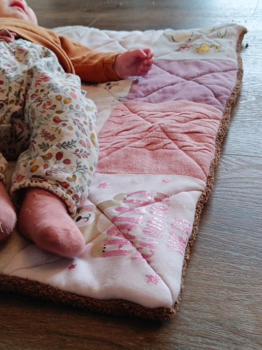 Erinnerungs-Krabbeldecke aus Babybodys | Individuelle Patchworkdecke aus Babykleidung | Kuscheldecke Upcycling personalisiert | handmade