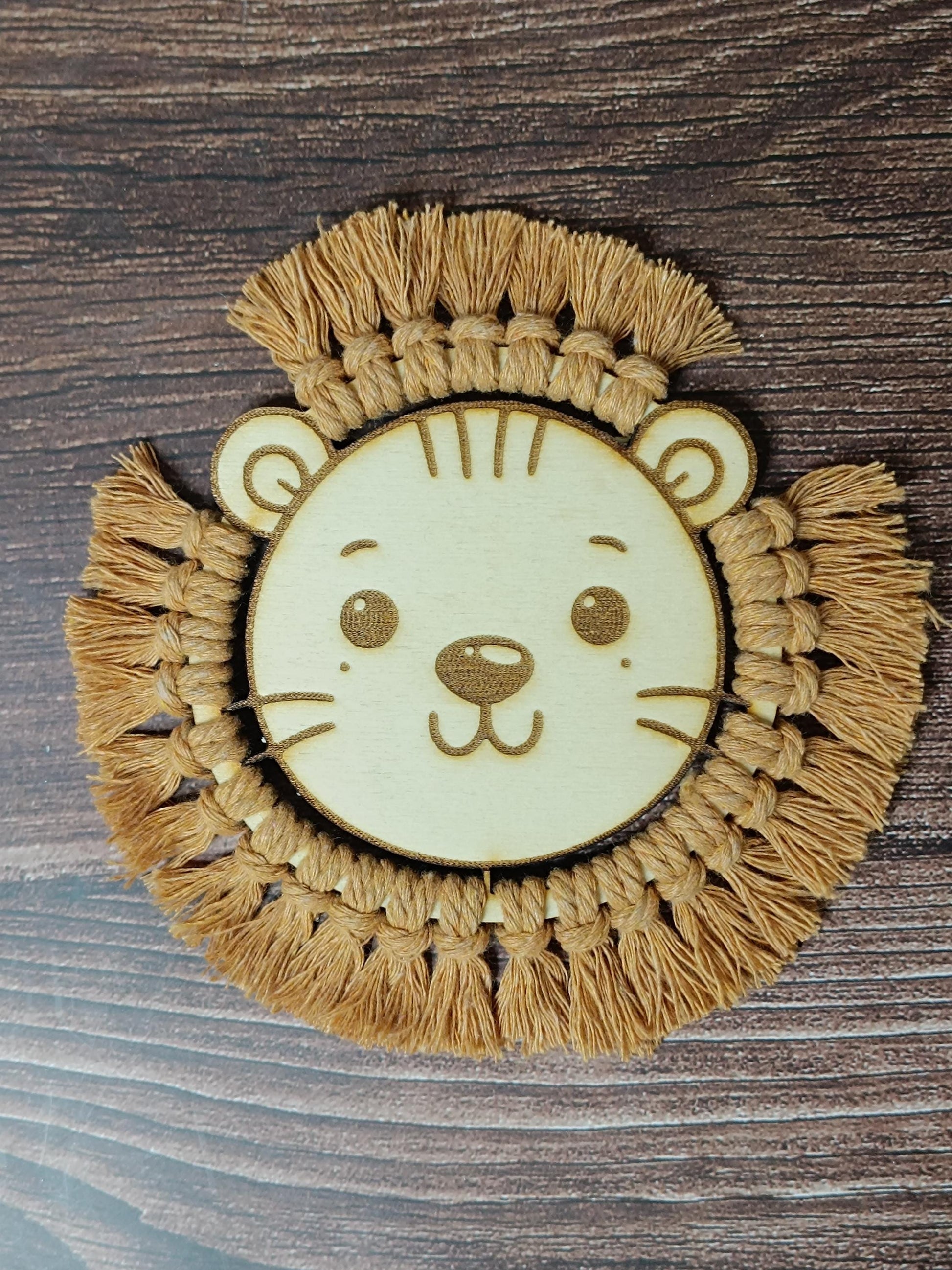 handgemachter Löwenkopf aus Holz & Makramee – süße Kinderzimmerdeko, Wanddeko Tiermotiv, Babyzimmer, Geschenk, Geburt, Taufe, Geburtstag