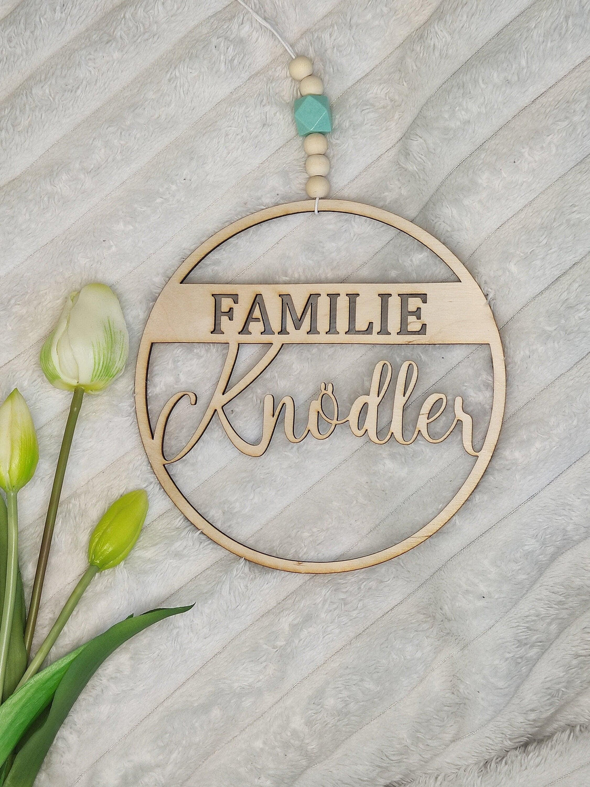 Türkranz / Türschild "Olivia", mit personalisiertem Nachnamen / Namen, sowie Trockenblumen, aus Holz gelasert, Familienschild, Namensschild